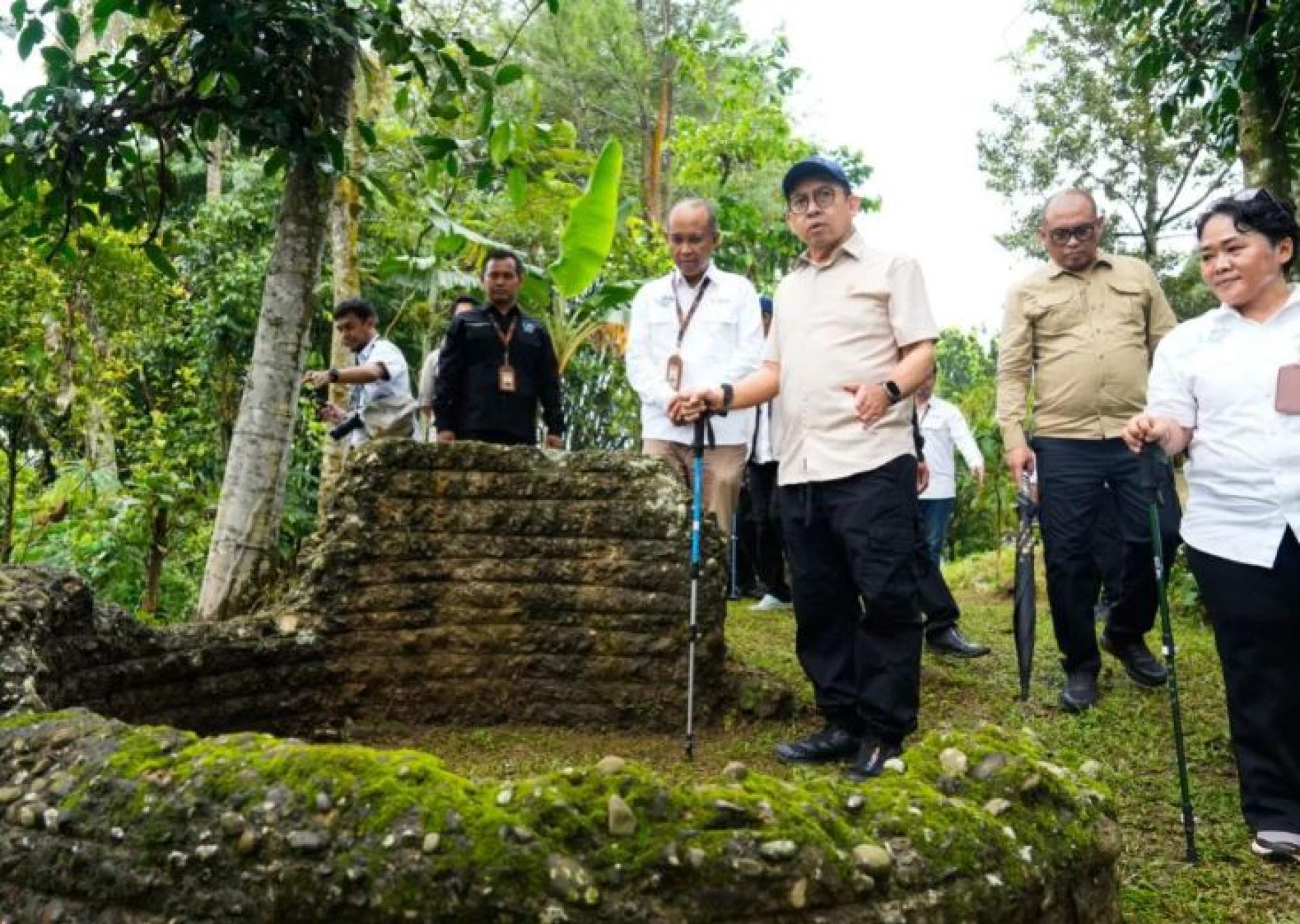 文化部长法德利·宗在西爪哇博戈区奇邦布朗区帕西尔安因村的帕西尔安因遗址博物馆视察，现场了解文物丰富性及遗址活化潜力。