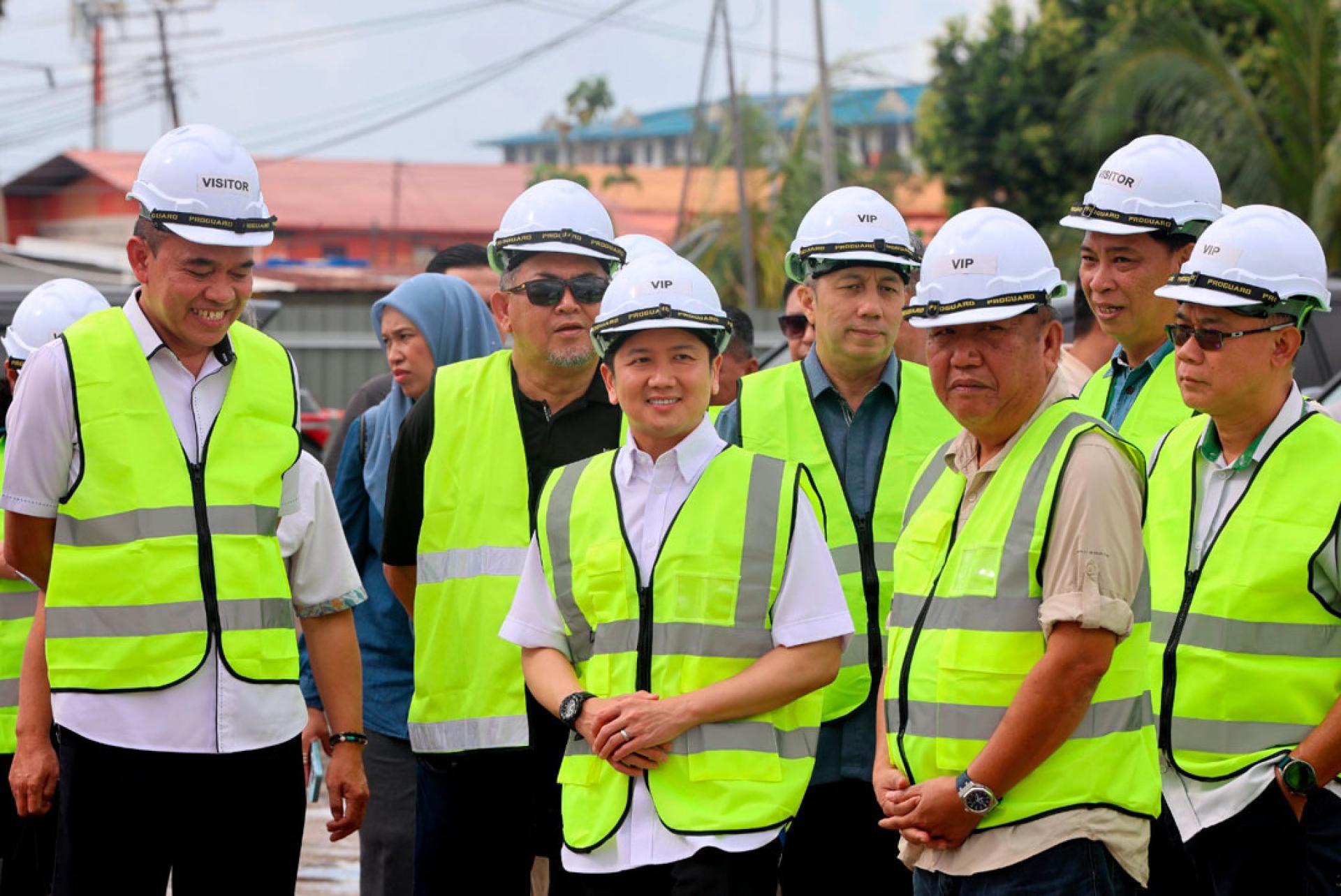 亚瑟古律（右3）提到，通过技术与高效管理提升预测准确度很重要，尤其是在应对东北季候风时，做好准备应对任何灾害。