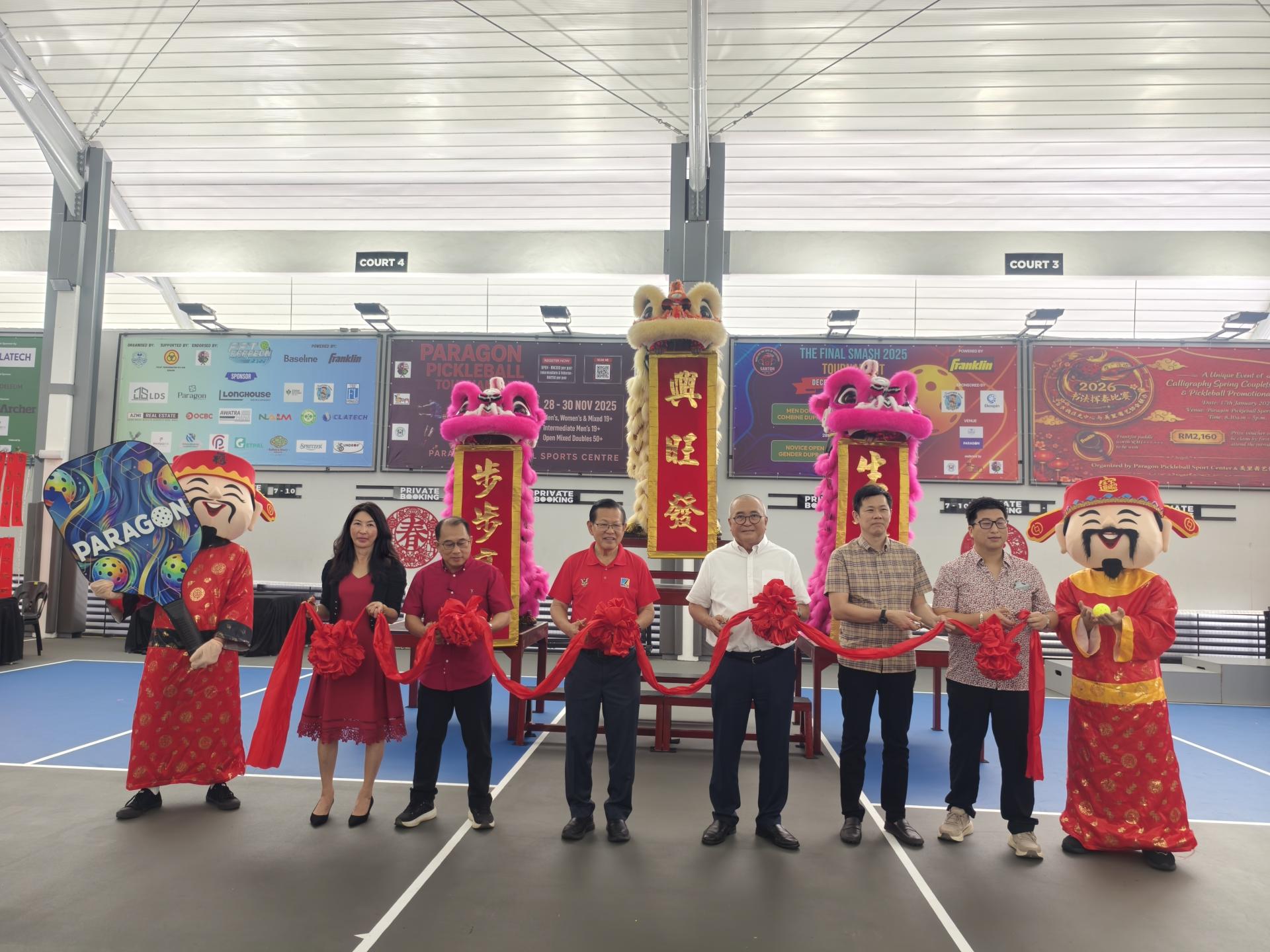 嘉宾们一同为百乐城匹克球中心主持开幕剪彩仪式。左起为主席林忠亮与夫人江明芬、主宾兼砂拉越交通部长拿督斯里李景胜、美里市长俞小珊、美里省华总会长许信隆，以及执行董事林大富。