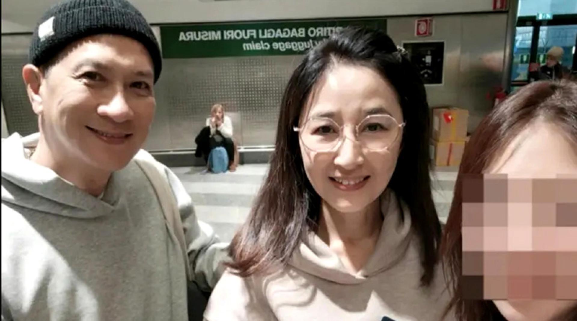 曾被称“港剧女王”的关咏荷（右），61岁冻龄状态惊人，和金马影帝张家辉（左）结婚23年仍相当恩爱，爽快与观众合照没架子。