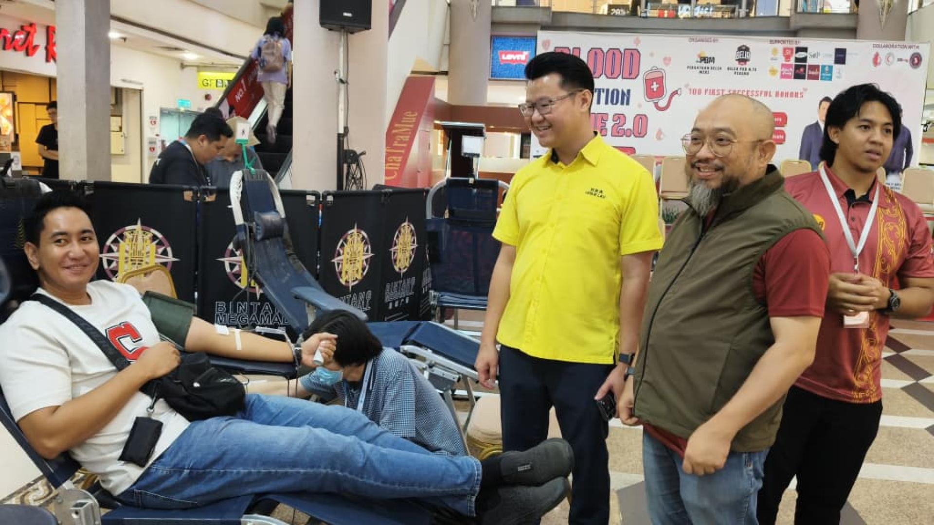 右起美里副市长兼砂土保党卑尔骚支部主席阿里芬，以及砂旅游部副部长拿督陈超耀代表美里市议员刘奕杰，与捐血者交流。