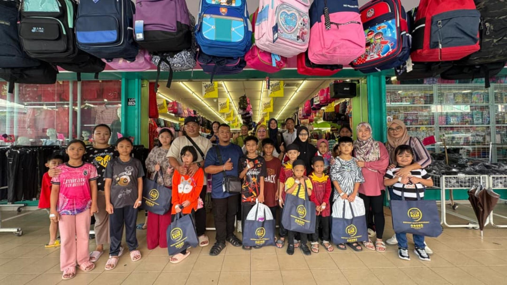 哈桑娜基金会、GDRN及马来西亚食物银行基金会代表向有需要的学生发放开学援助，体现社会各界携手关怀学子、共育未来的精神。