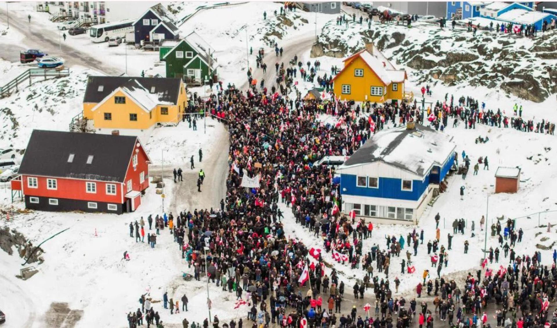 在格陵兰岛努克，大批民众星期六（1月17日）上街游行，抗议美国总统特朗普打算吞并格陵兰岛的计划。