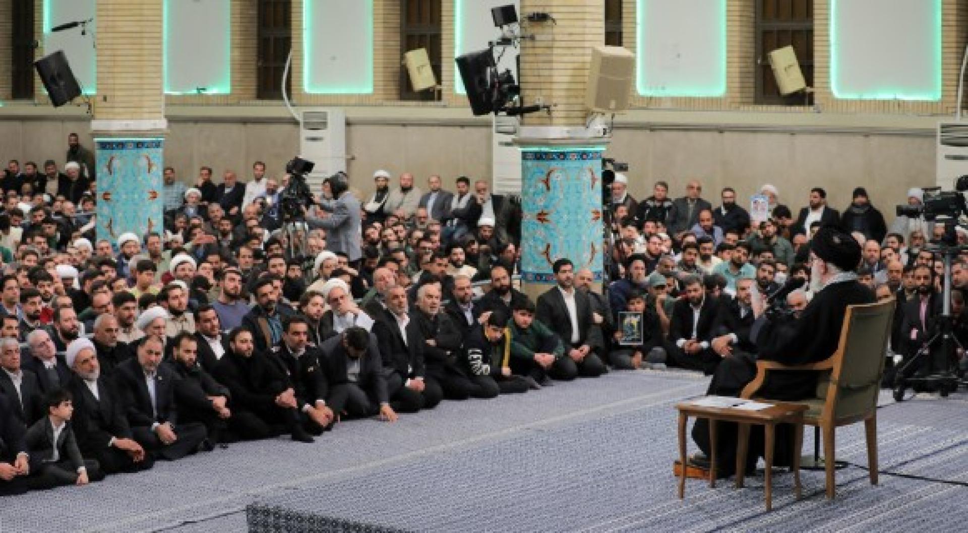 人们听取哈梅内伊发表讲话。