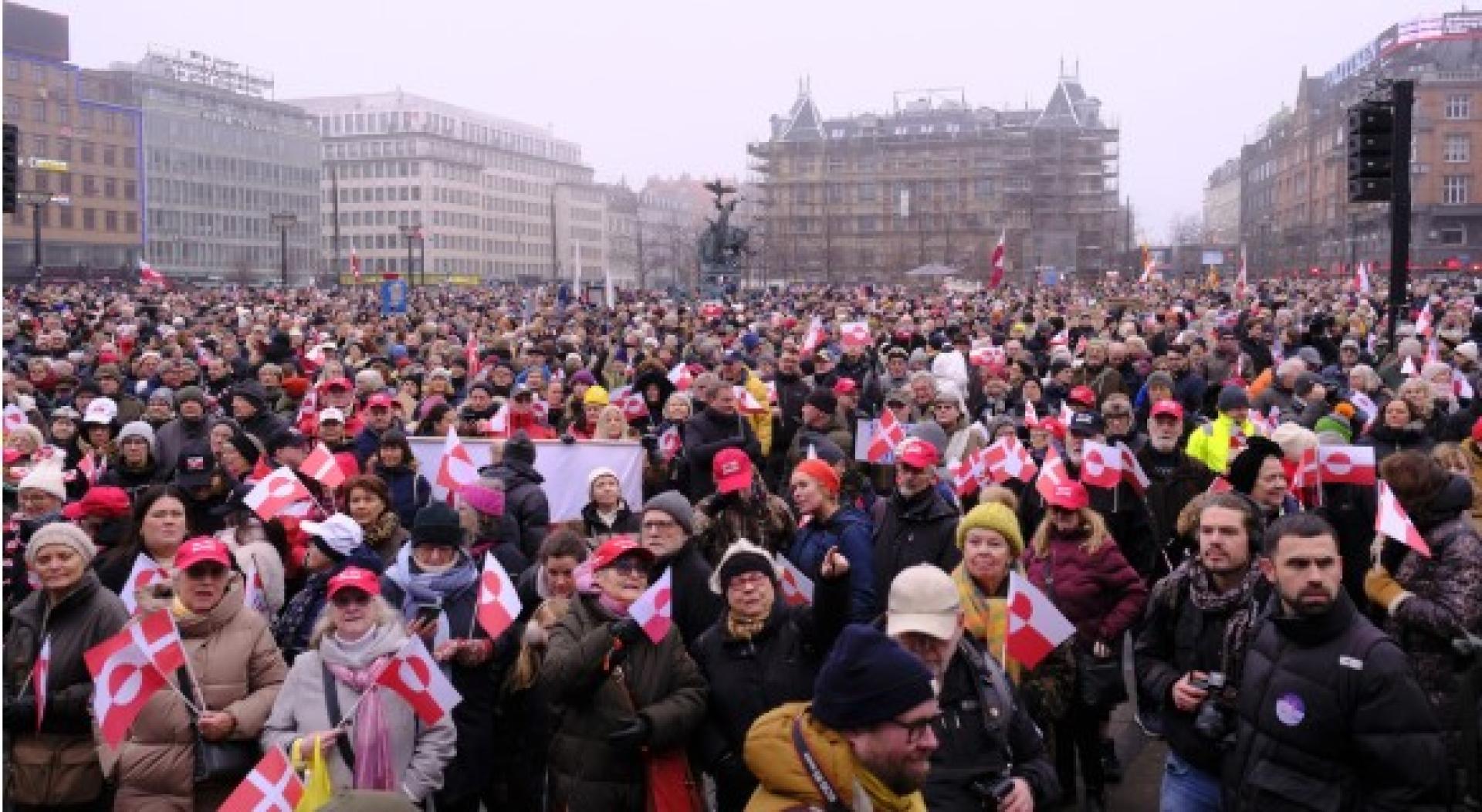 数千名丹麦人17日在哥本哈根举行游行示威。