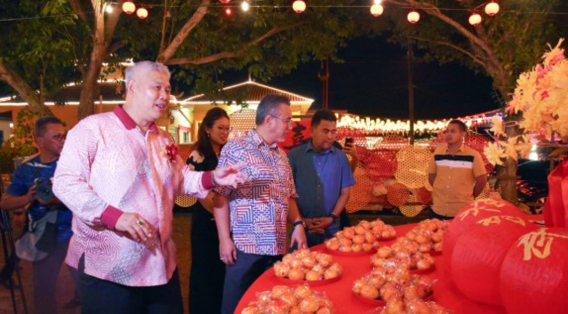 阿德里扎哈里出席甘榜柏迈马查翁布巴鲁的农历新年装饰推介礼。