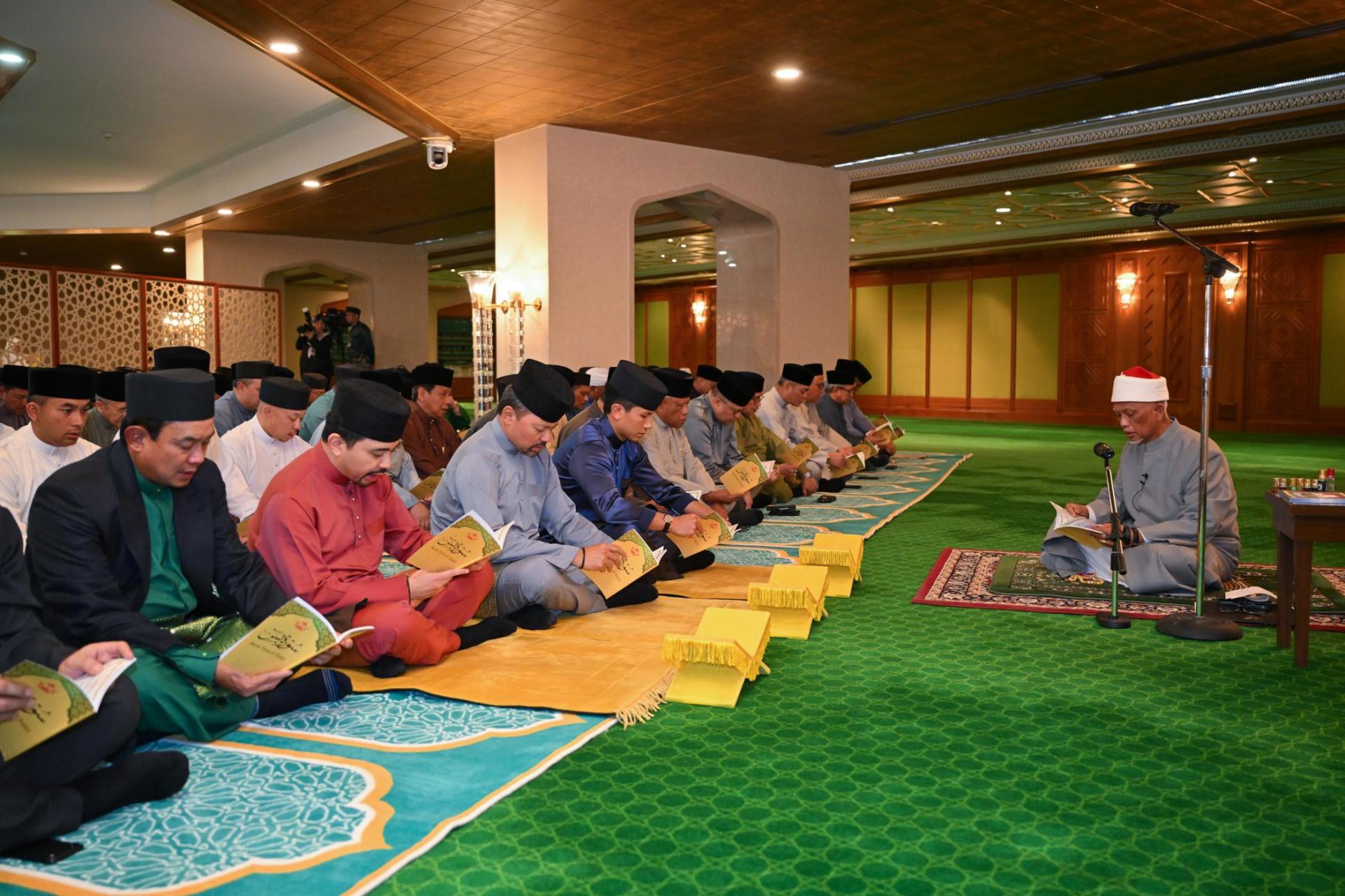 皇太子与皇室成员、政府内阁人出席祈祷活动