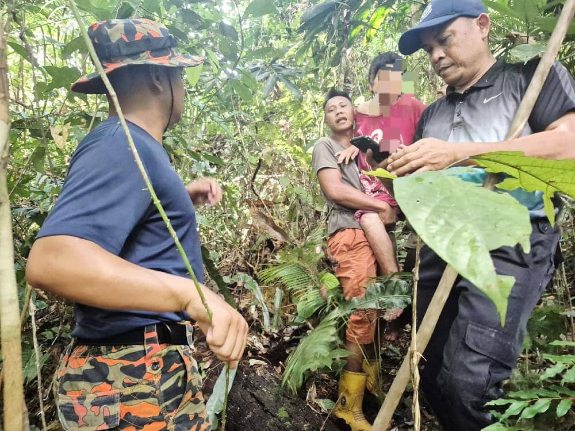 搜救队伍成功寻获失踪者斯里雅，并将其带出树林。