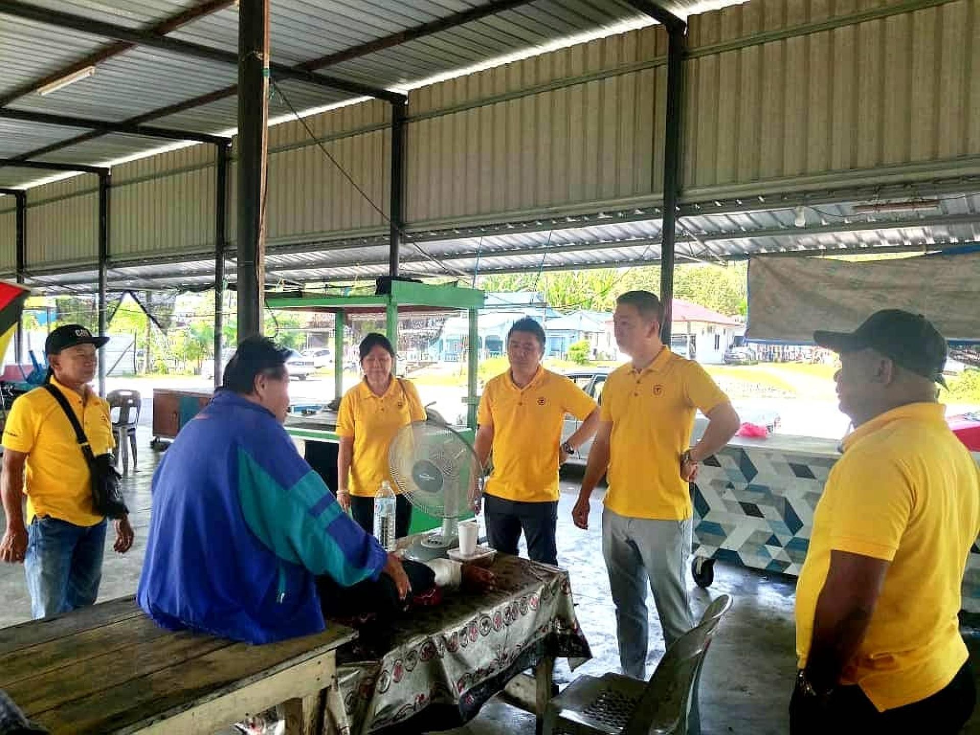 人联党石隆门支部主席张毓伦（右2）、县议员黄展辉（右3）及团队成员在探访过程中，向受访者关心其伤势恢复情况，并了解其目前所需的生活协助。