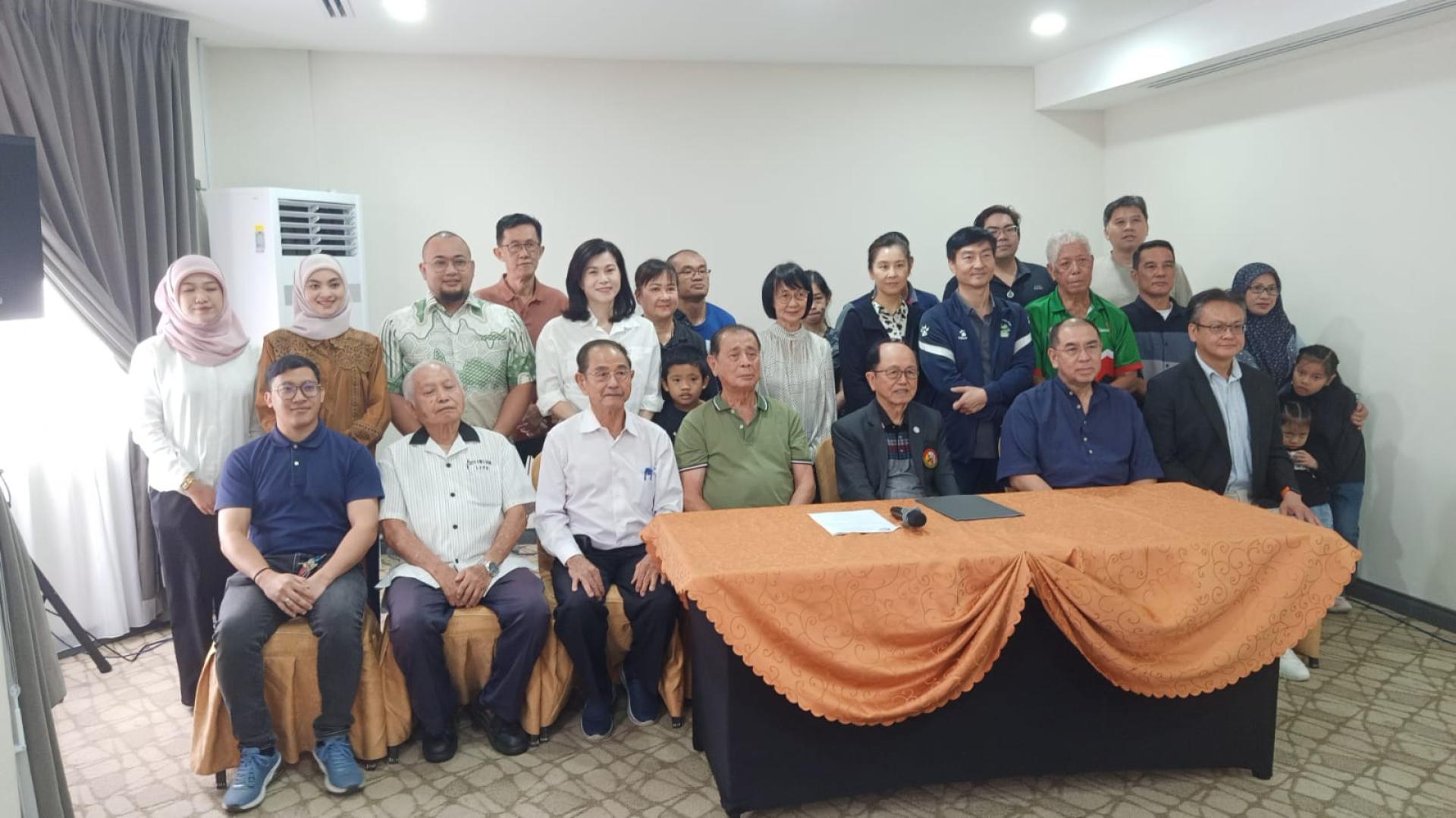 汶莱武术总会会长林文华与出席会员大会理事会员合影