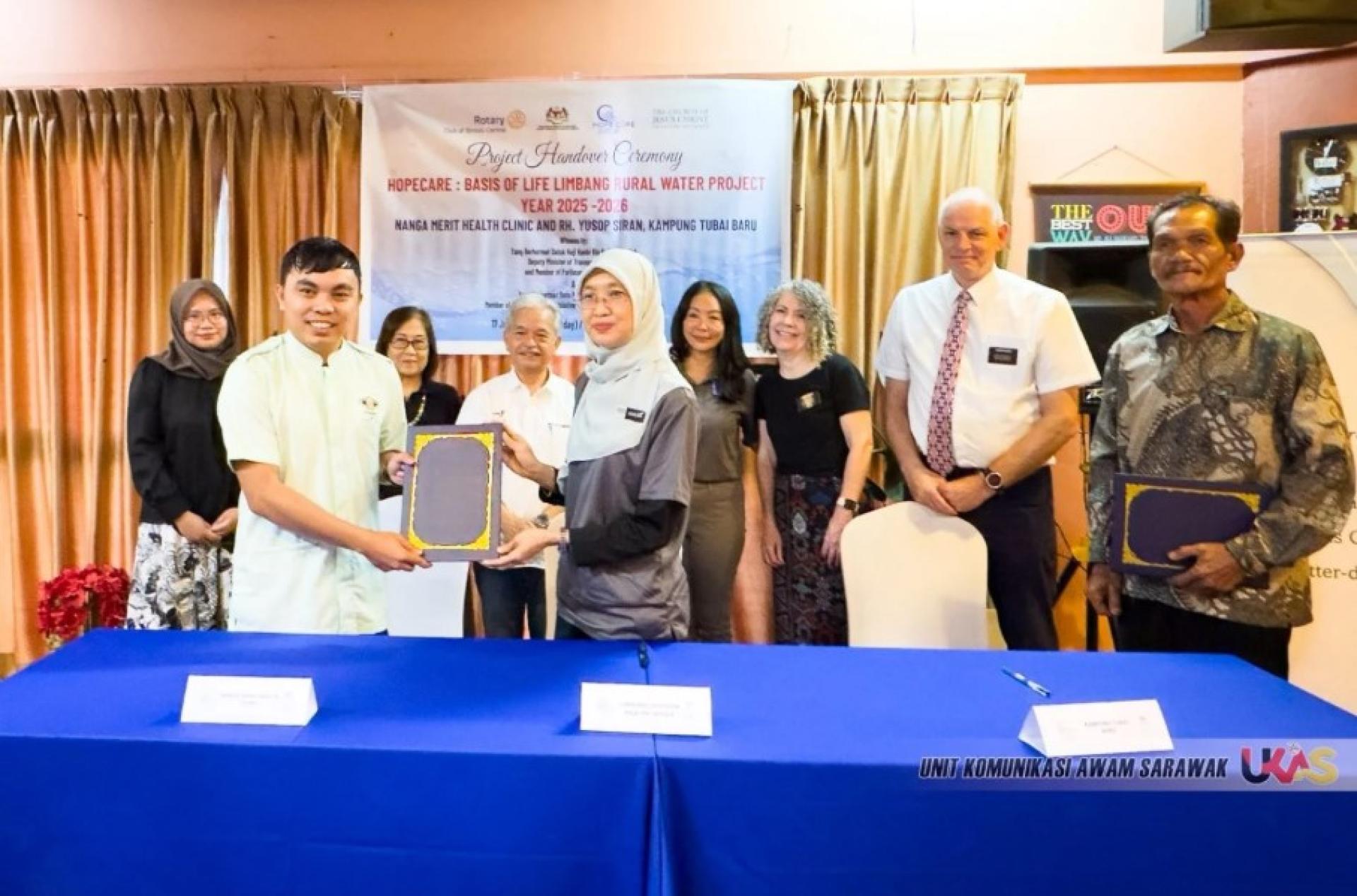 包鲁斯（左4）见证林梦省卫生局代表，将 HopeCare 水务计划移交给杜拜巴鲁尤索普长屋社区代表。