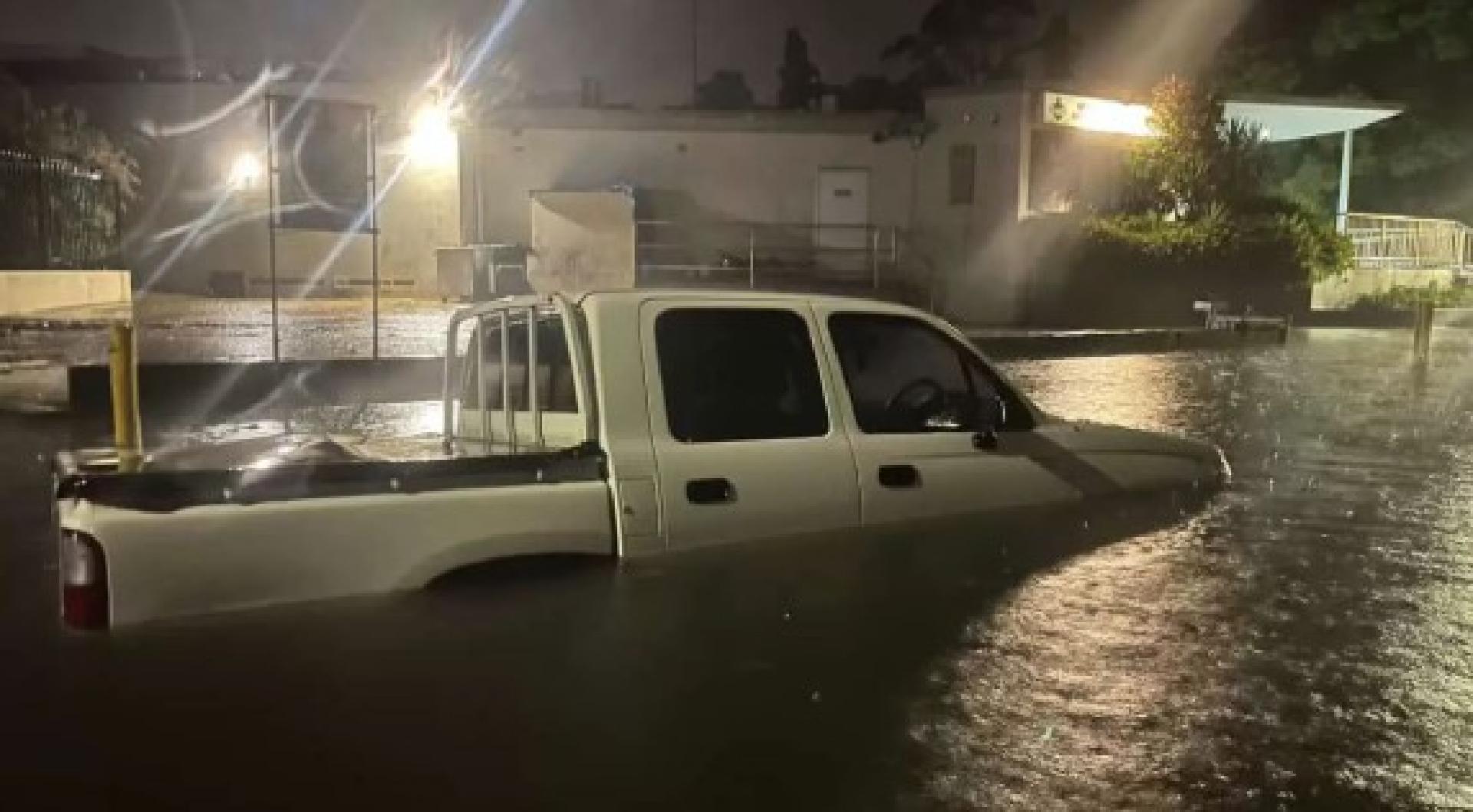 悉尼北部海滩区突发洪水。