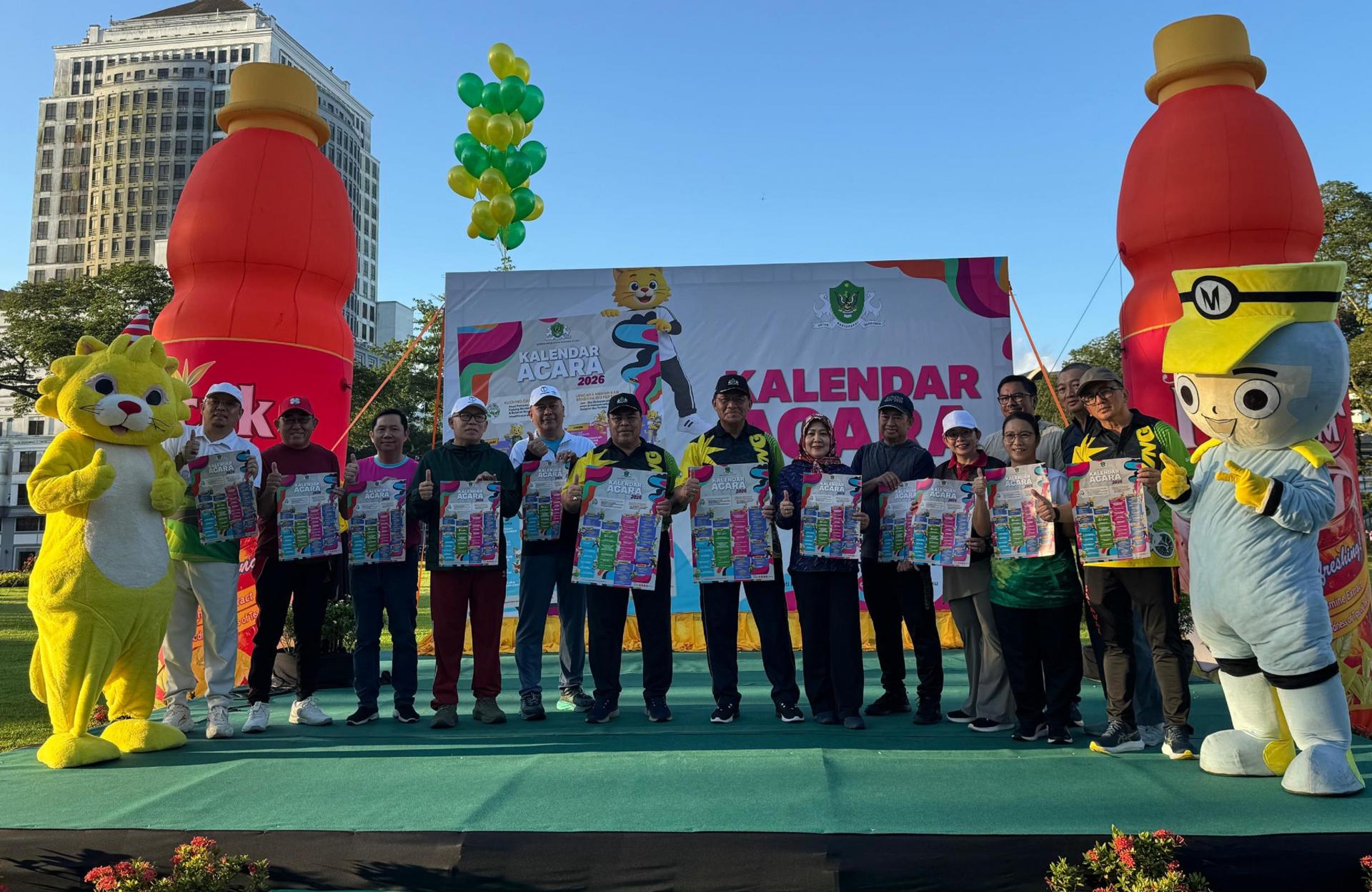 拿督阿都拉曼朱乃迪（右6）与众嘉宾共同展示无车日活动宣传海报。