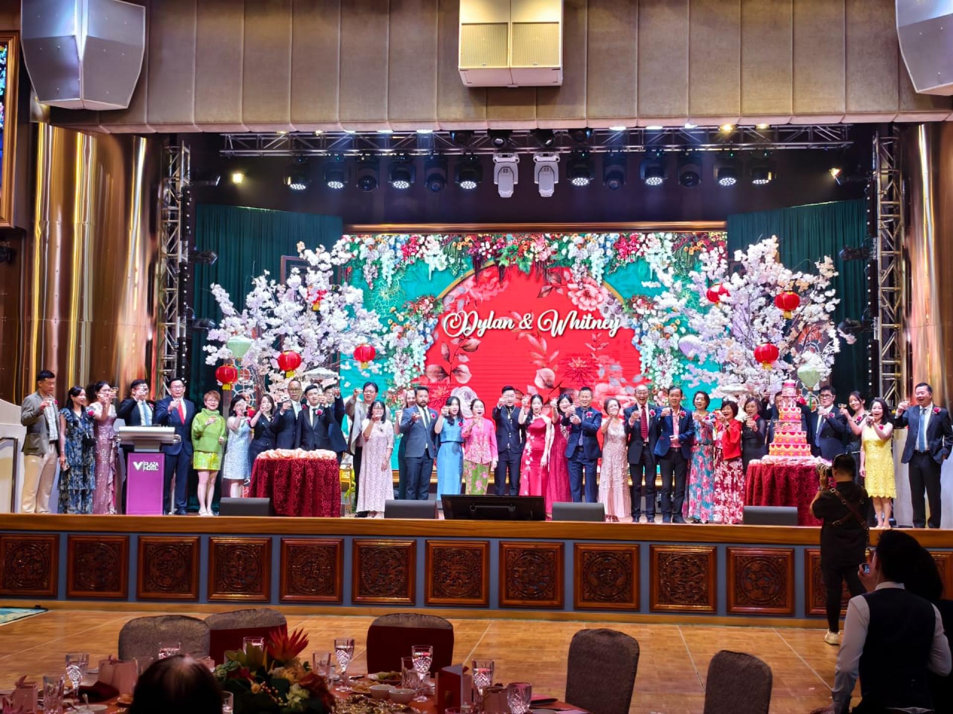 双方家长与姻亲以及新人向出席来宾敬茶