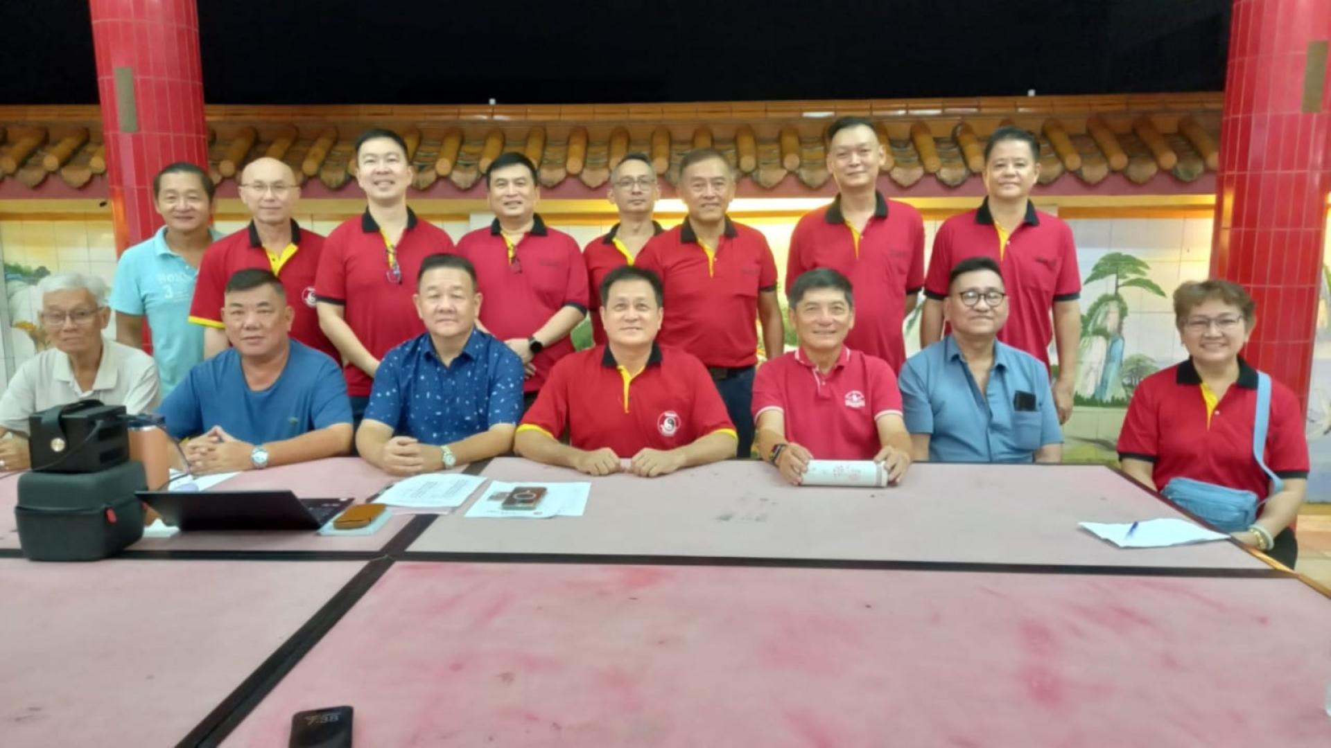 方文祥太平局绅（前排中）主持古晋东嶽观理事会与理事合影。左起是何金裕、卓文德、甲必丹刘天金；右起为官美枝、陈瑞海、方明生等人。