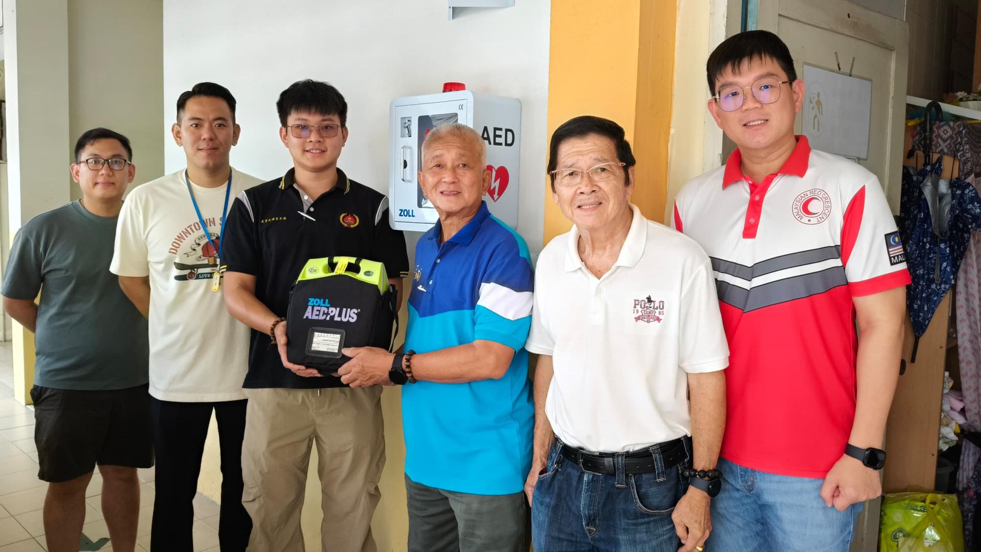 美里大埔同乡会青年团团长谢家洪（左3）移交自动体外心脏除颤器予美里大埔同乡会会长谢广发，右起美里紅新月會營運經理楊景光及美里大埔同鄉會秘書羅金生，左起青年团經濟謝家權及青年团委员謝嘉良。