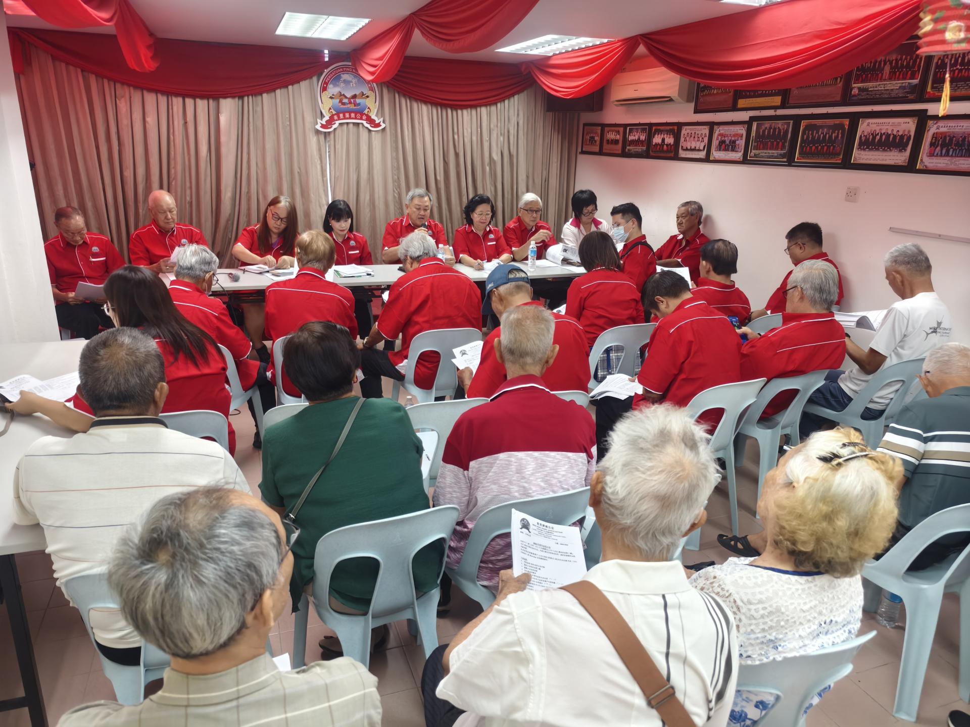 美里屏南公会会长陈家兴主持会员大会，就15周年庆典经费  及修章增设职务提案，向会员作出详细说明。