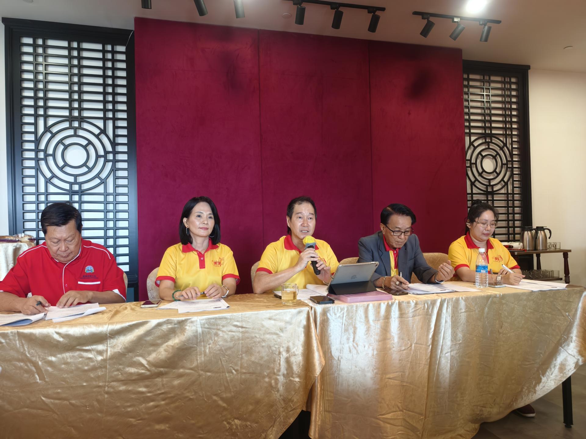 美里明日之星文娱社常年会员大会进行时摄。左起为余清和，署理社长赖秀瑛，社长方孝胜，  财政沈瑞兴，以及副秘书郑薇妮。