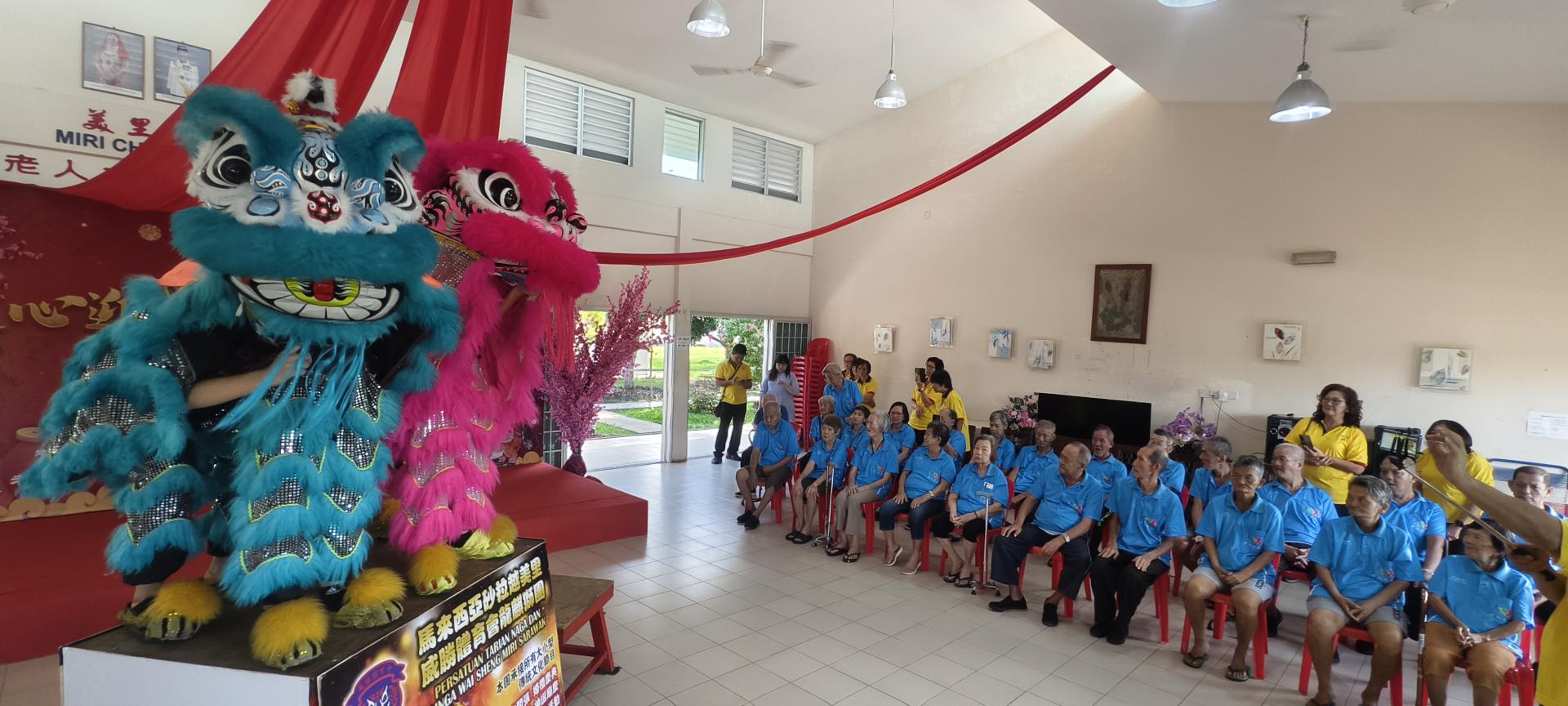 砂人联党珠巴分部妇女组今早前往美里老人之家展开新春关怀活动，向长辈们派发新春红包、安排舞狮助兴。