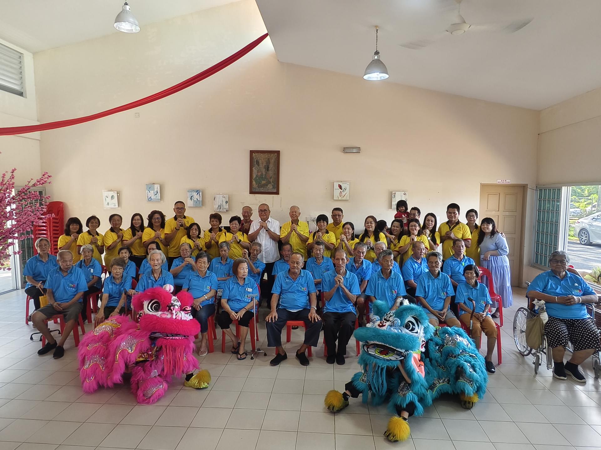 砂人联党珠巴分部妇女组造访美里老人之家献关怀，出席者与老人们合影。