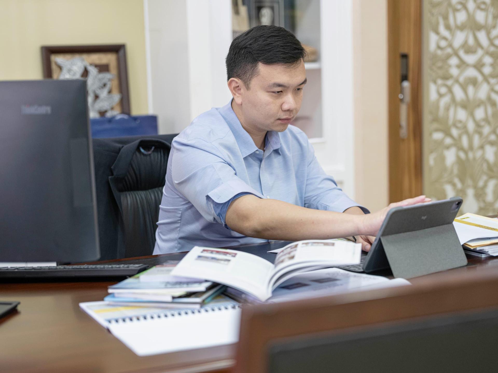 赵俊文宣布率先采取行动，决定捐出一个月薪金，以实际行动支持本地榴梿小贩，为他们寻找合法营业空间。