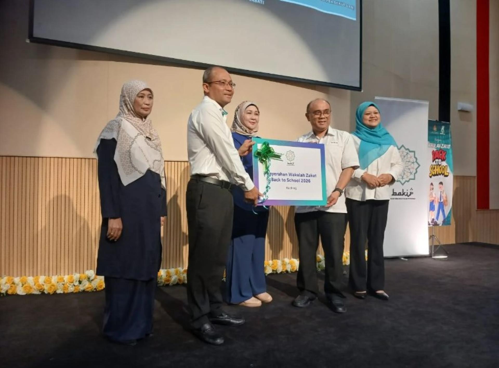 阿努亚（左2）将援助移交马杰兰，由莎丽法哈西达（中）见证。