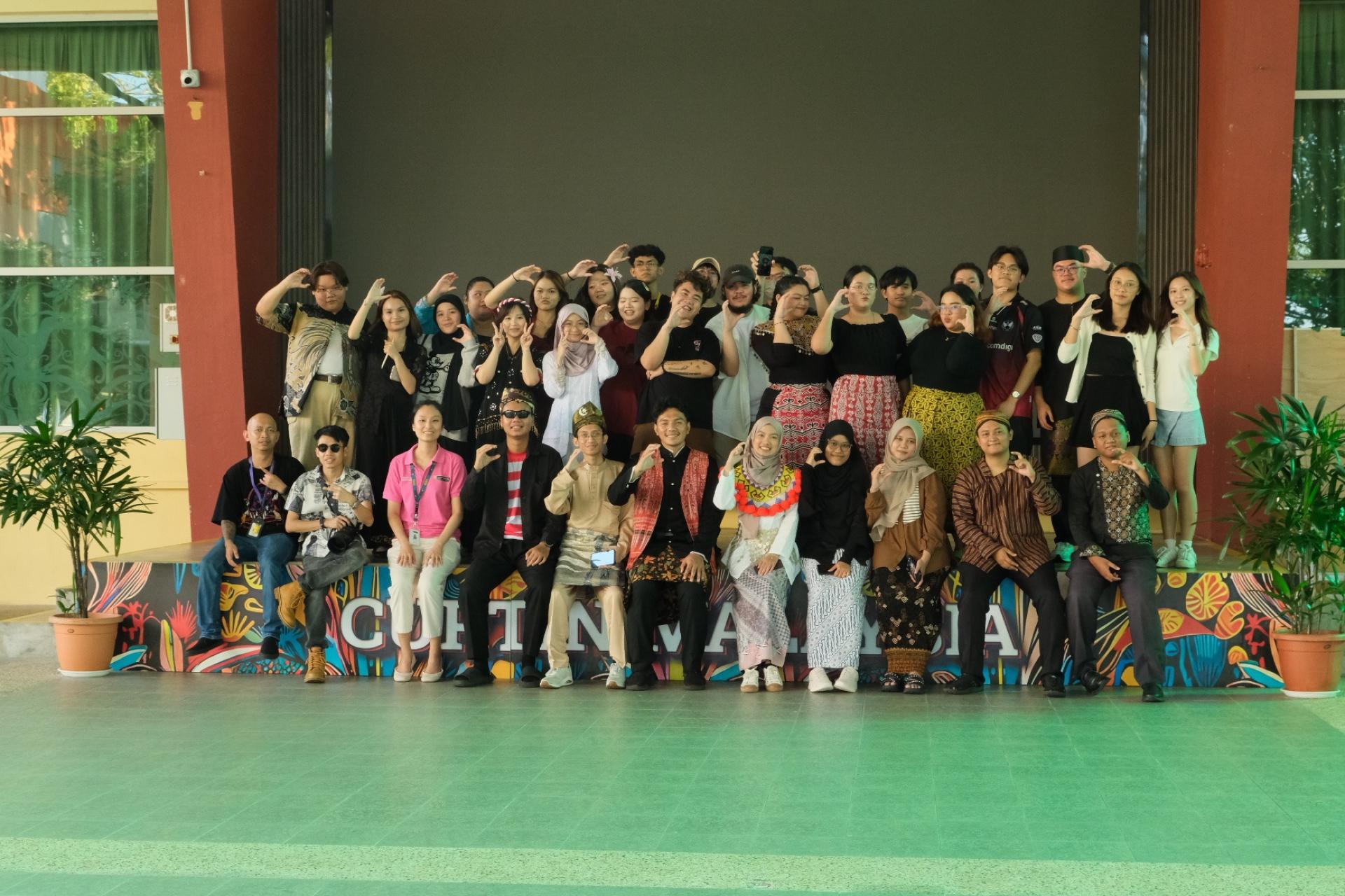 科廷大学学生与访校的印尼UNAIR学生合影。