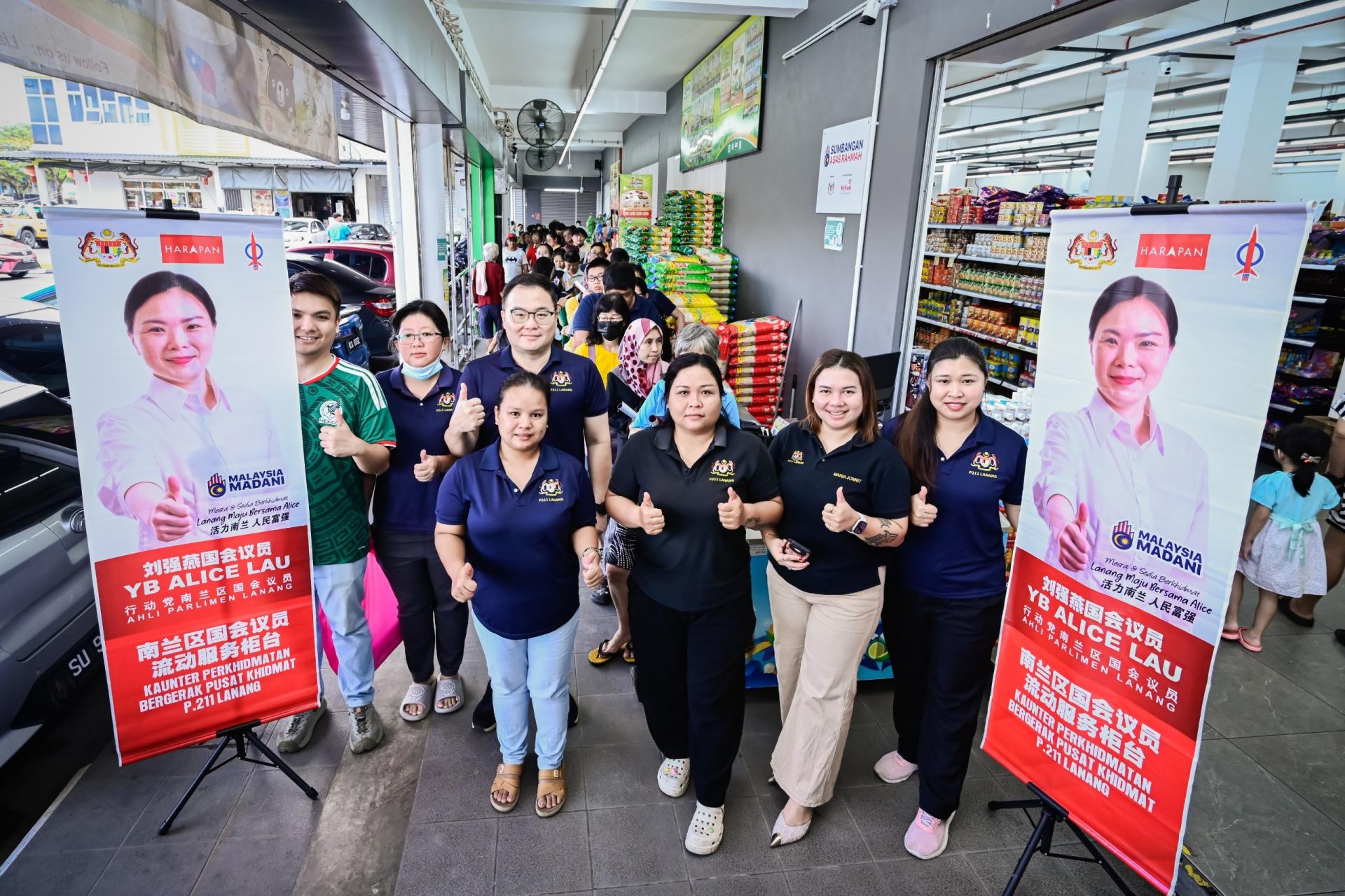 国会下议院副议长兼南兰区国会议员刘强燕服务中心主办“我爱南兰活动：昌明食品销售”，共有200份食品配套，每份市场原价为30令吉，让民众仅以20令吉购得，节省高达30%。
