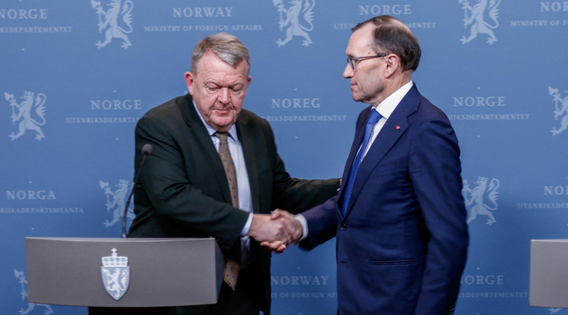 艾德（右）向拉斯穆森表达挪威对丹麦的支持。