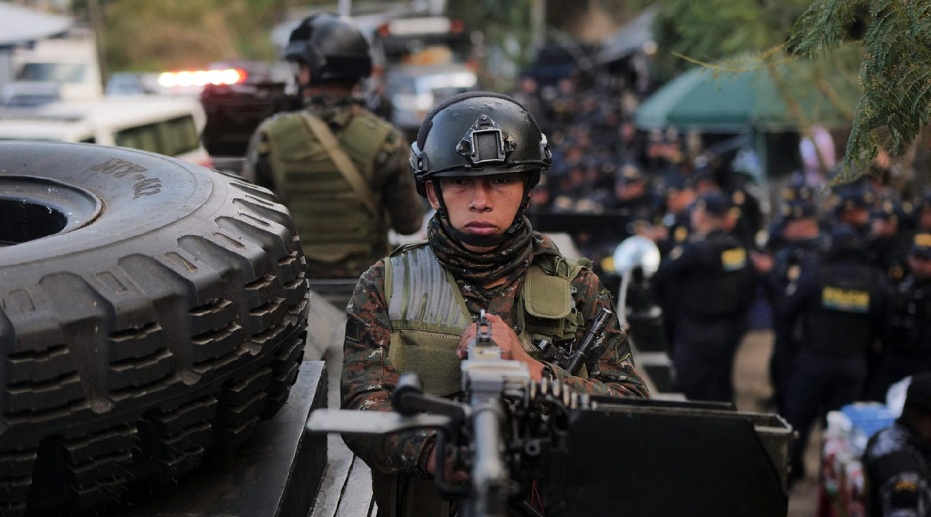 军队被急调到其中一所监狱。