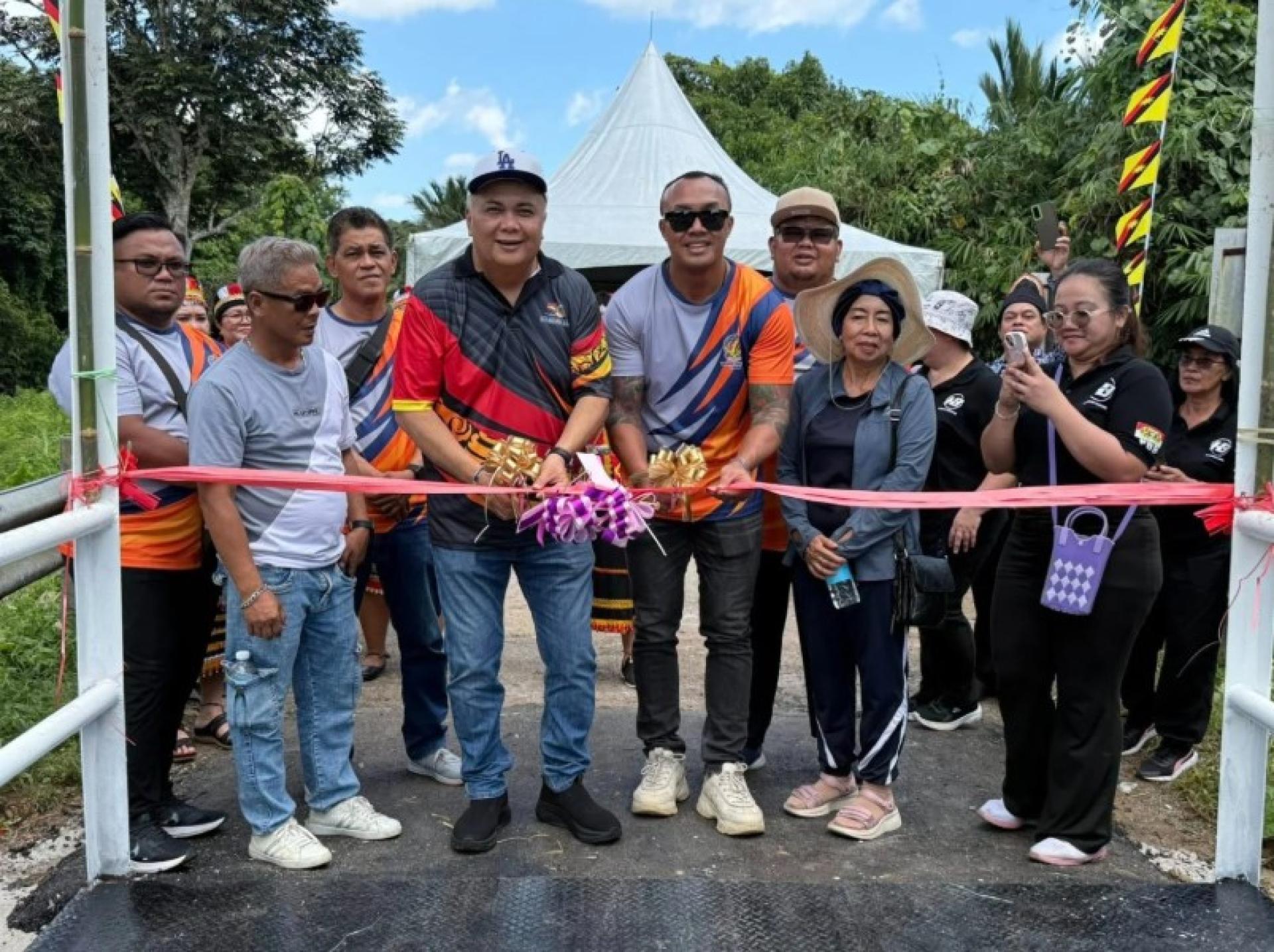 哈姆扎（左3）主持桥梁重新开放仪式。