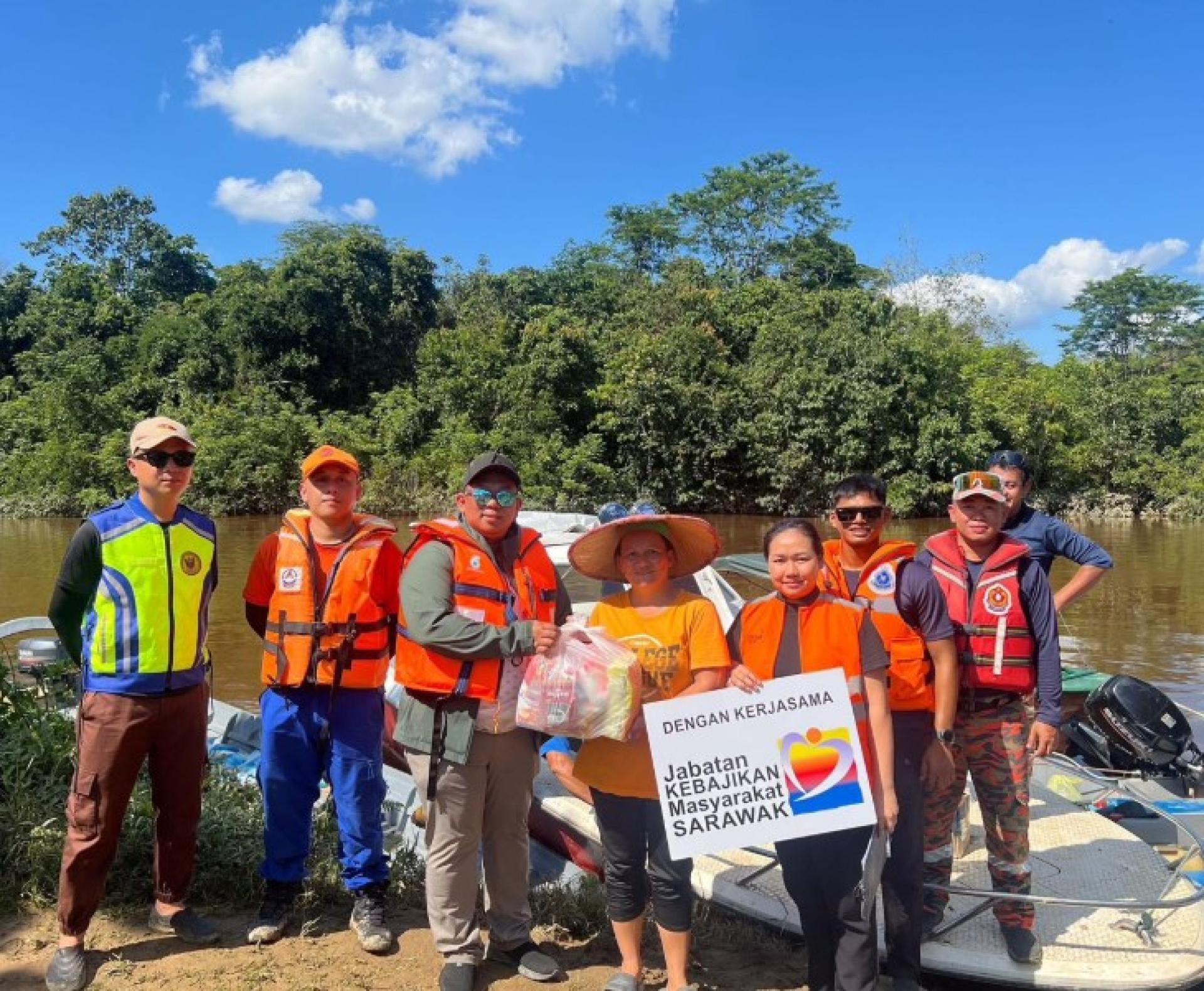 在达岛的综合配送行动中，粮食援助交付给受助居民代表。