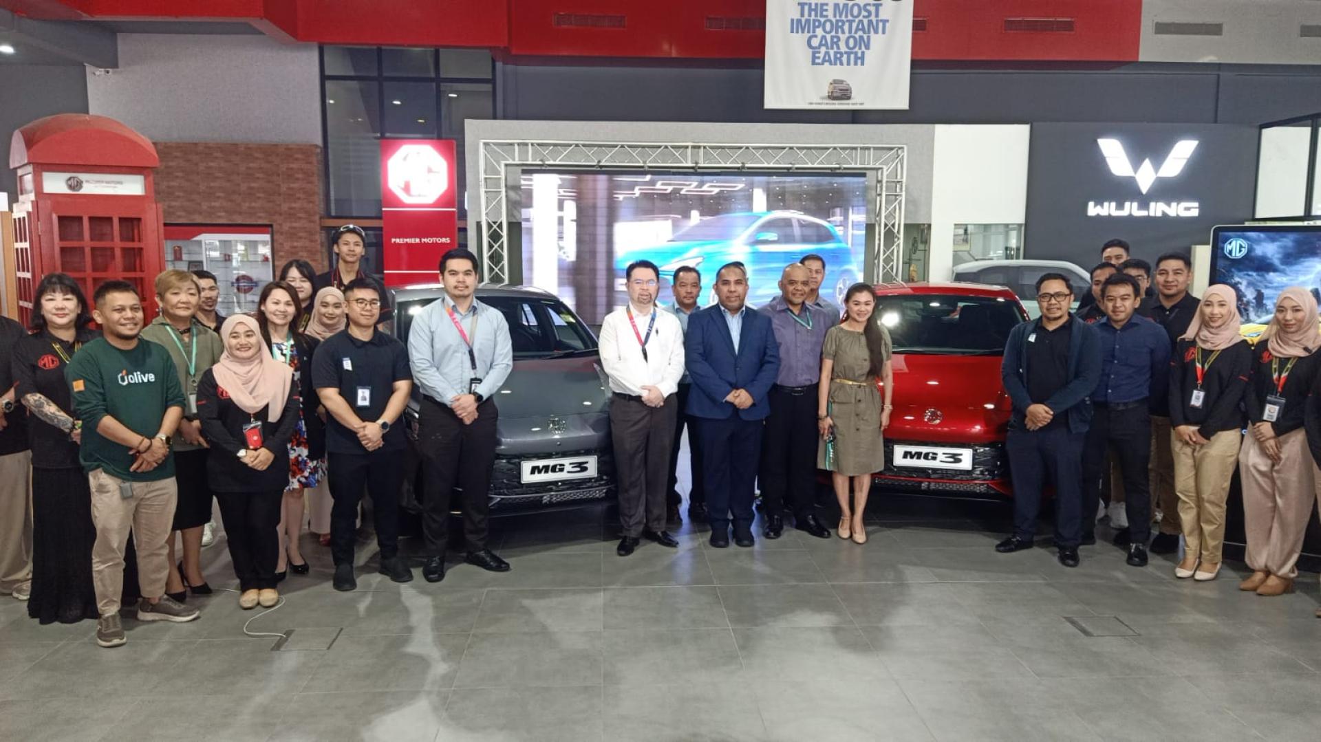 银行代表与Premier Moto高级职员在新车前合影