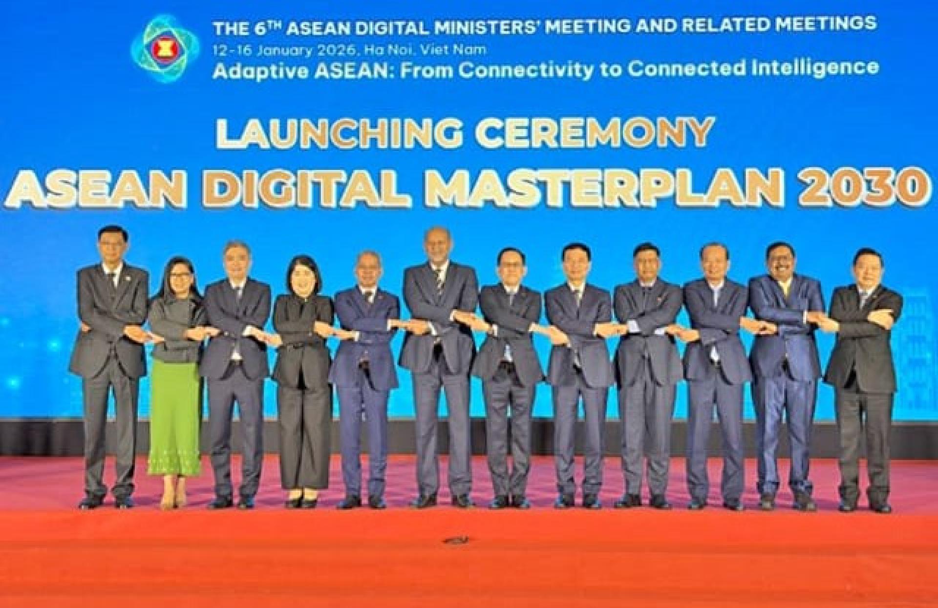 交通与通讯部长彭基兰拿督山哈里与东盟部长们合影