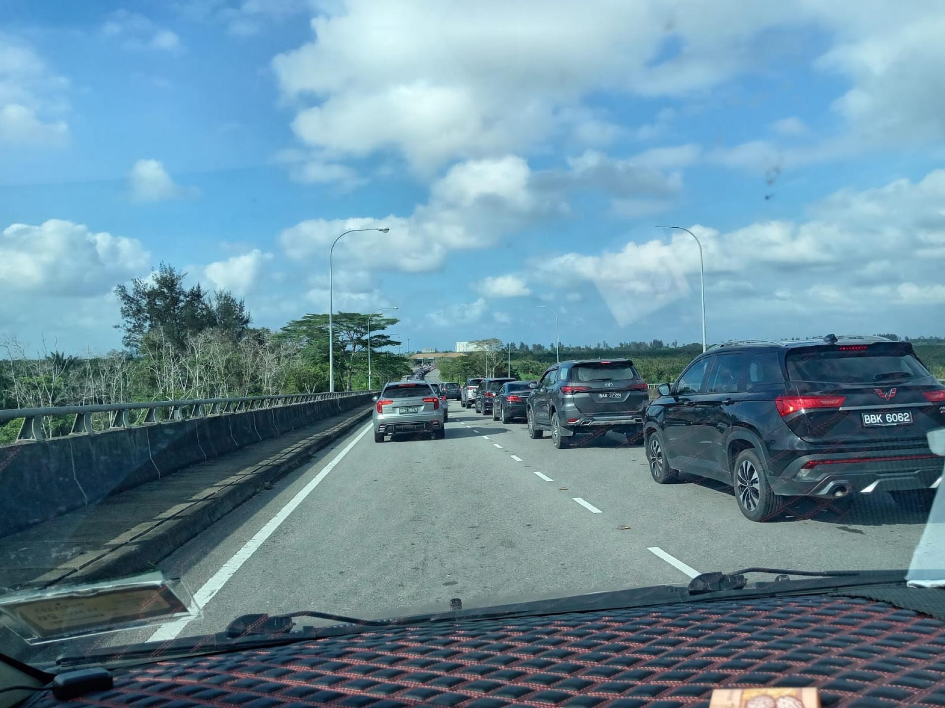 经过关卡车子大排长龙