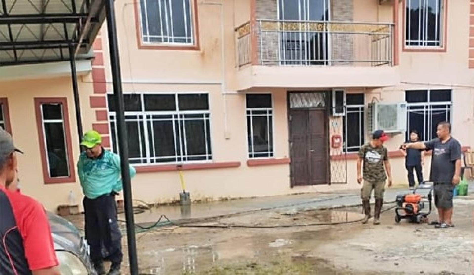 志愿者参与灾后清洁活动