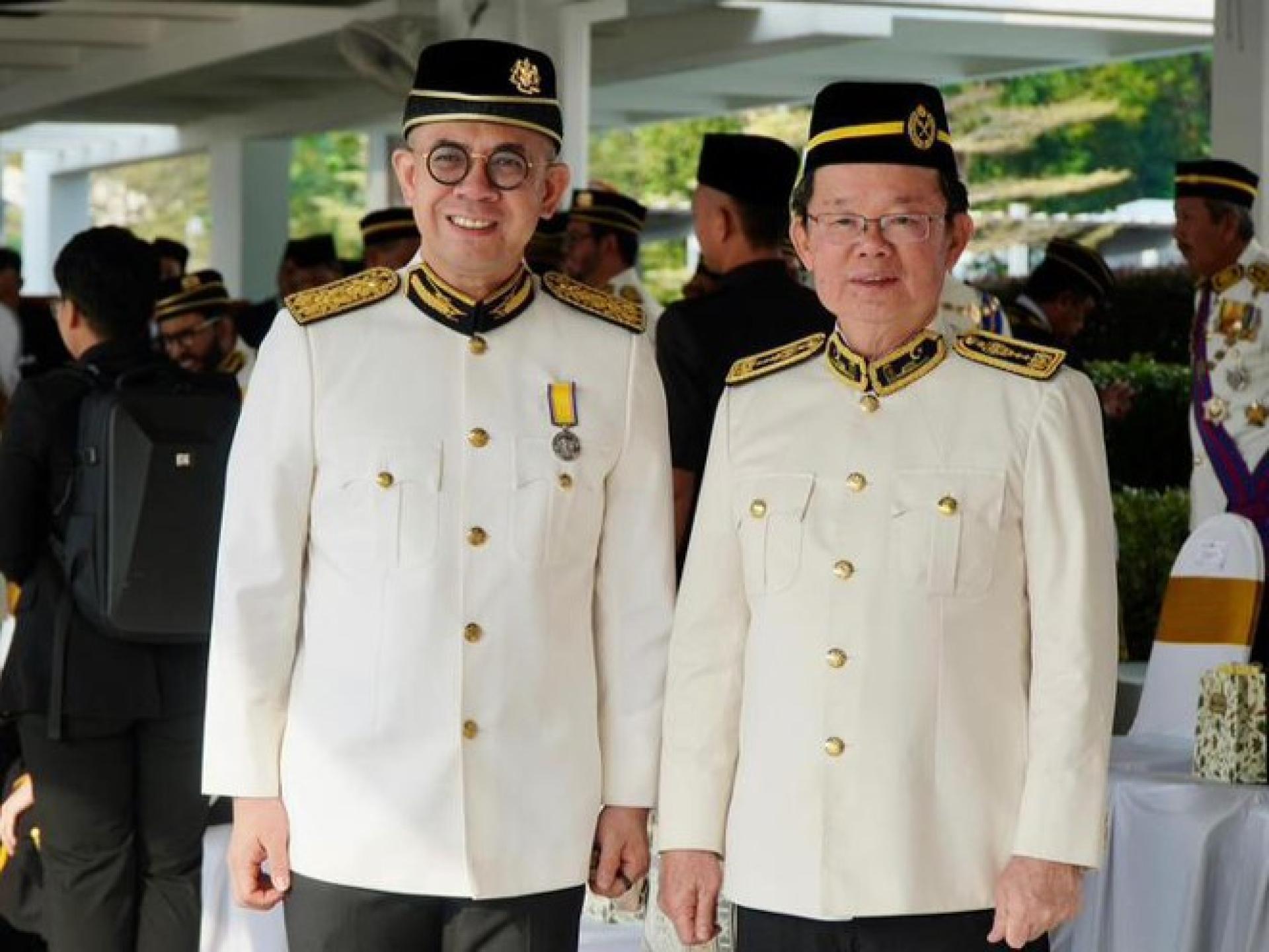 沈志强（左）与曹观友在国会合影。