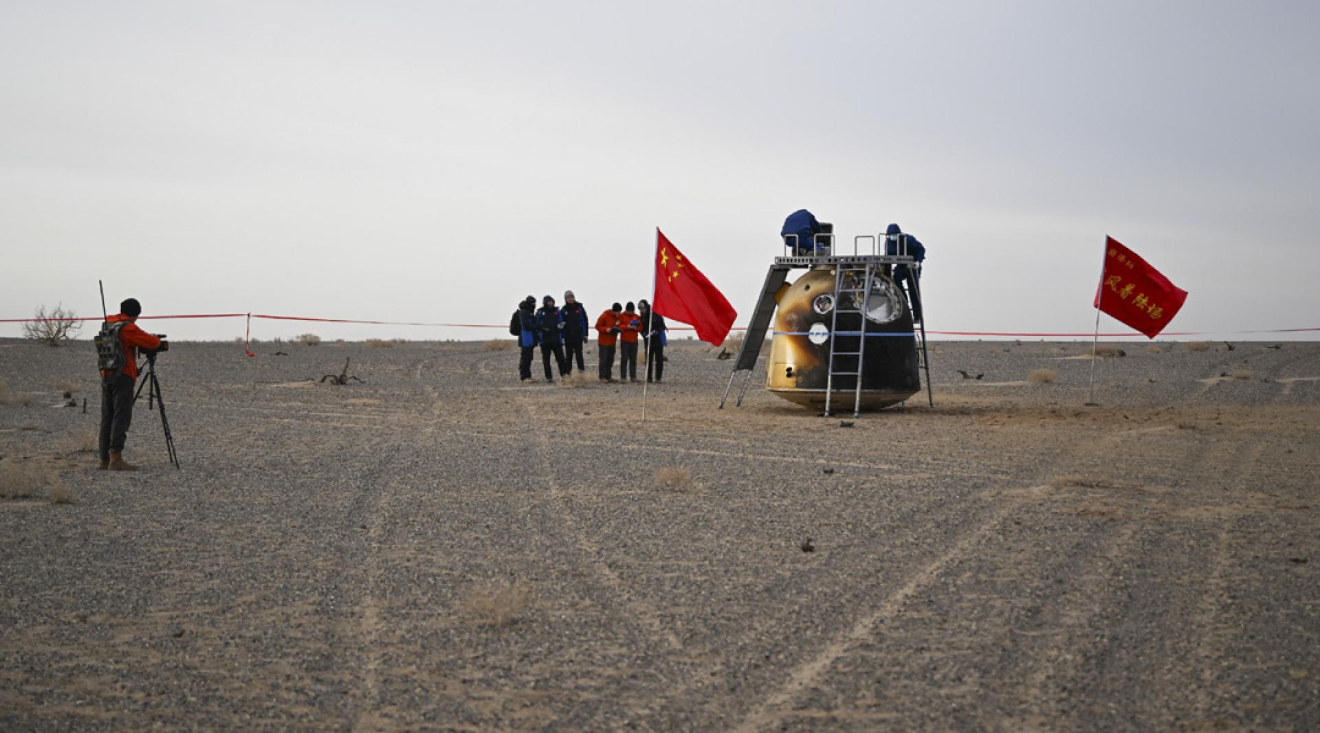 神舟二十号飞船返回舱在东风着陆场着陆。（图：新华社）