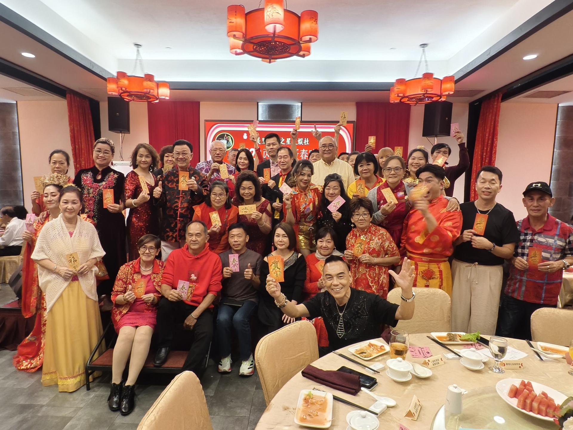 主宾美里明日之星文娱社名誉顾问，砂华总副会长兼美里省华总总会长许信隆、特别嘉宾美里市长俞小珊，永久名誉社长拿督林淑强，拿汀黄秀芳、赞助嘉宾谢基进爵士、社长方孝胜等，颁发歌手奖励金合影。