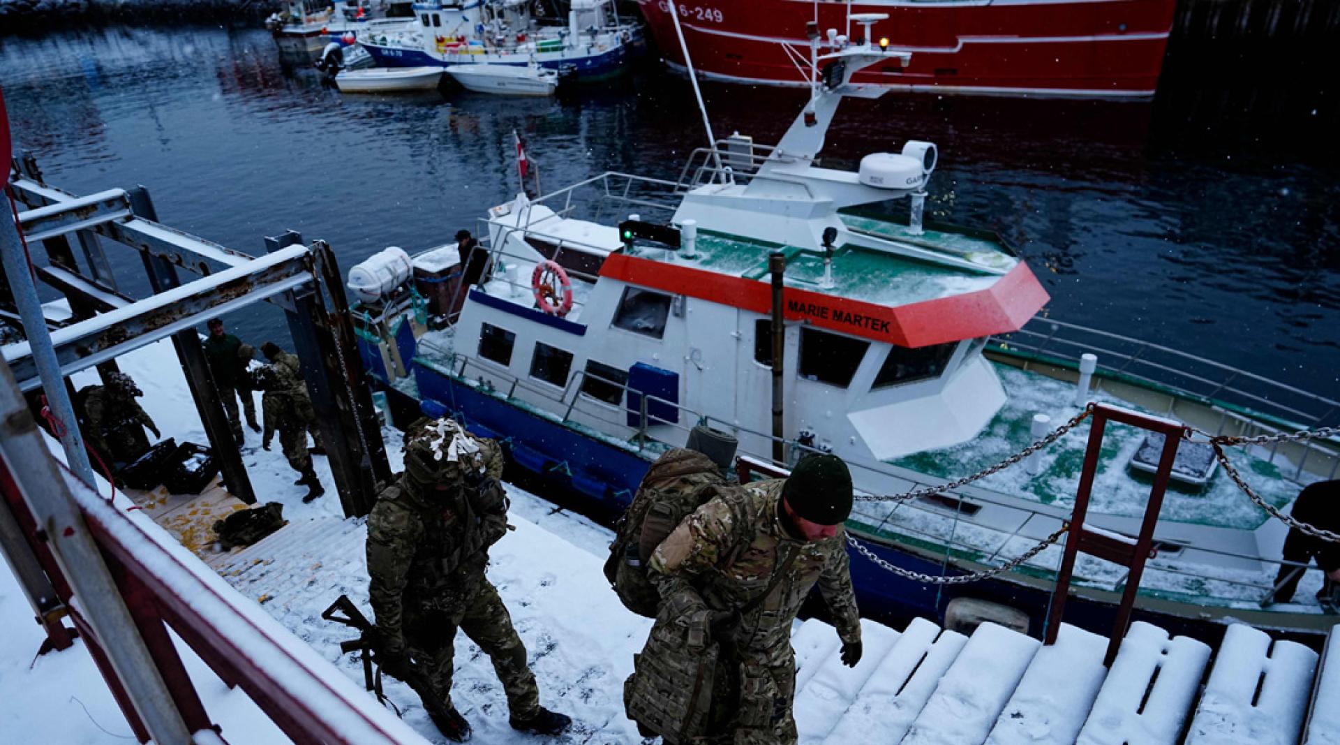 丹麦士兵在格陵兰岛努克港下船。