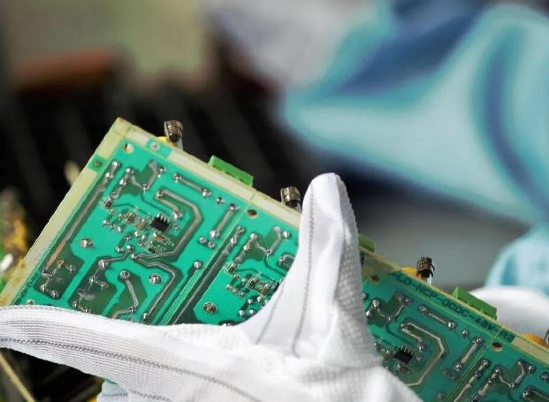 印刷电路板是电子元器件的重要基板与载体，几乎所有电子设备皆离不开其应用，涵盖消费电子、医疗设备、电信及能源基础设施等领域。（示意图）