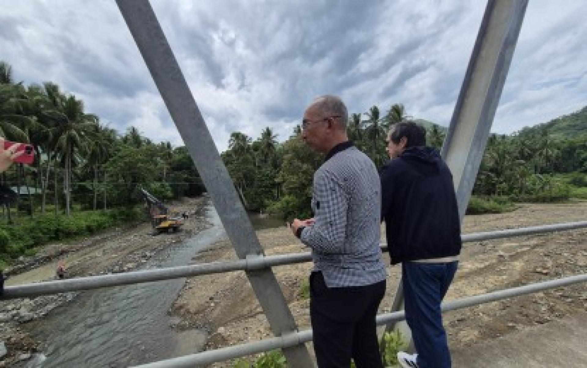 前基础设施独立委员会特别顾问、碧瑶市长本杰明马加隆，与公共工程部长文斯迪宗，于2025年9月25日视察位于达沃西方省何塞阿巴德桑托斯、被指为“幽灵工程”的9650万比索防洪项目。（档案照）