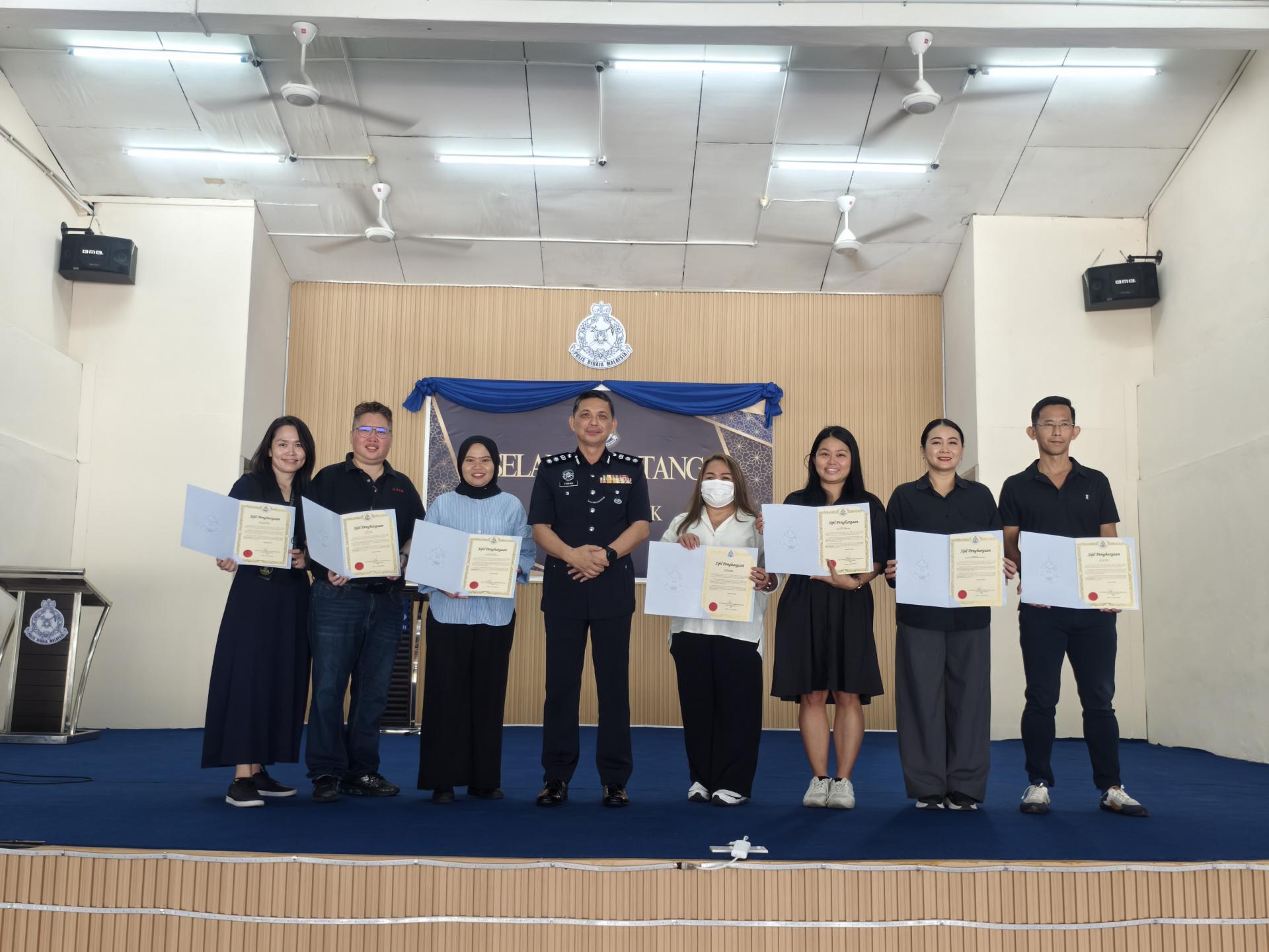 7名新闻从业员获颁表扬证书后，与美里警区主任李炳强助理总监（左4）合影留念。