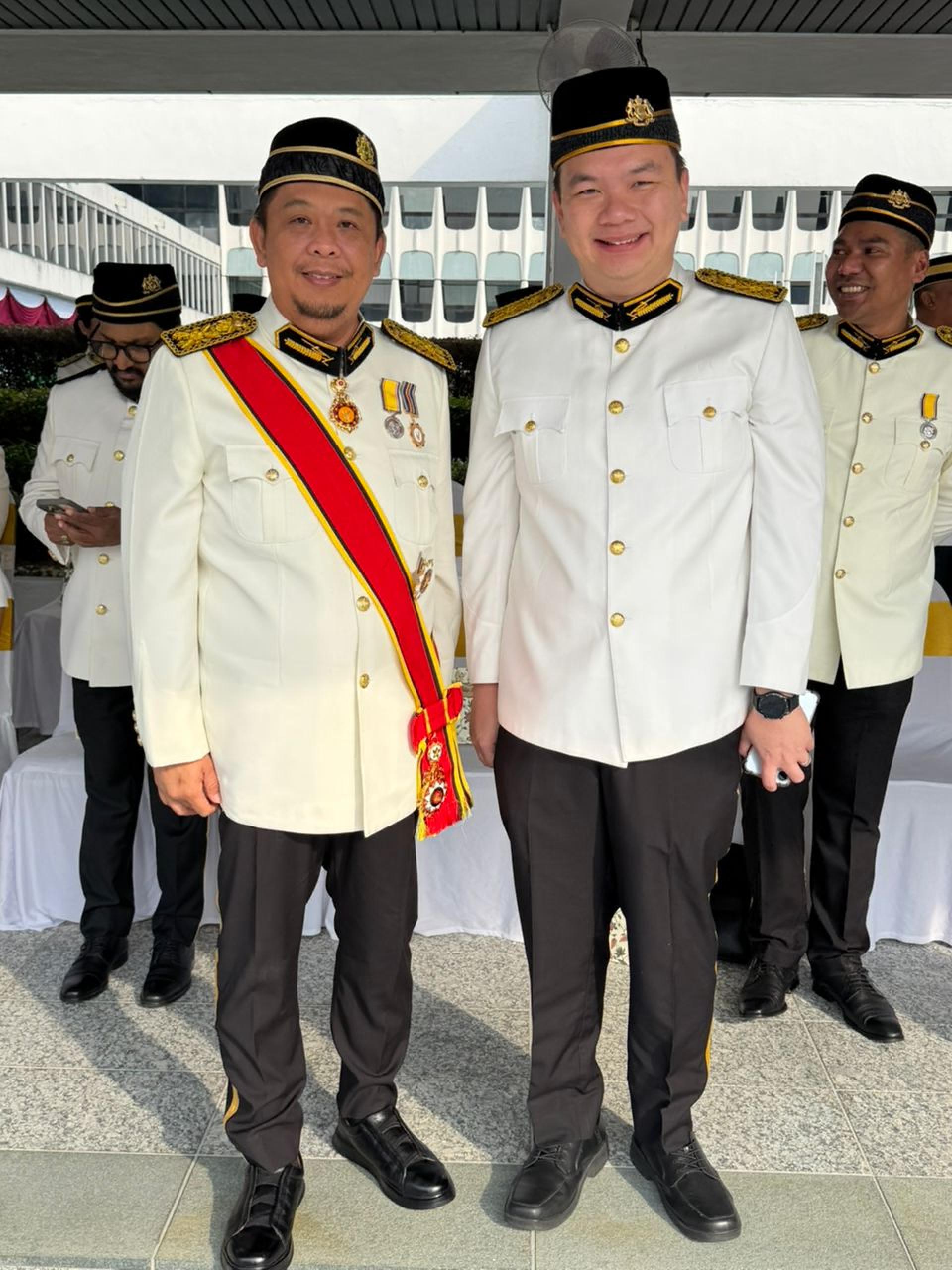 马来西亚旅游、艺术及文化部副部长兼美里国会议员赵俊文（右）与外交部副部长拿督鲁卡尼斯曼合影留念。