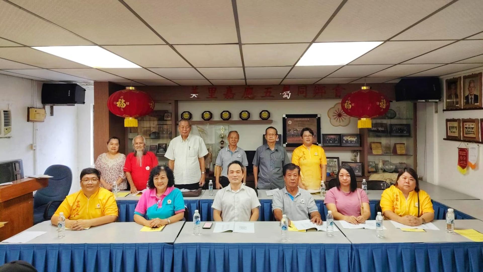 美里嘉应五属同乡会召开第37届（2026至2027年度）会员大会，张嵻洺（左3）在无竞争情况下获选出任主席。