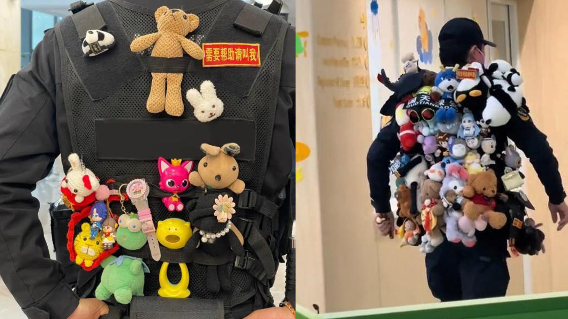 一名身穿黑色制服的保安从输液台前走过，身上挂满了小熊、企鹅等各种各样的玩偶。