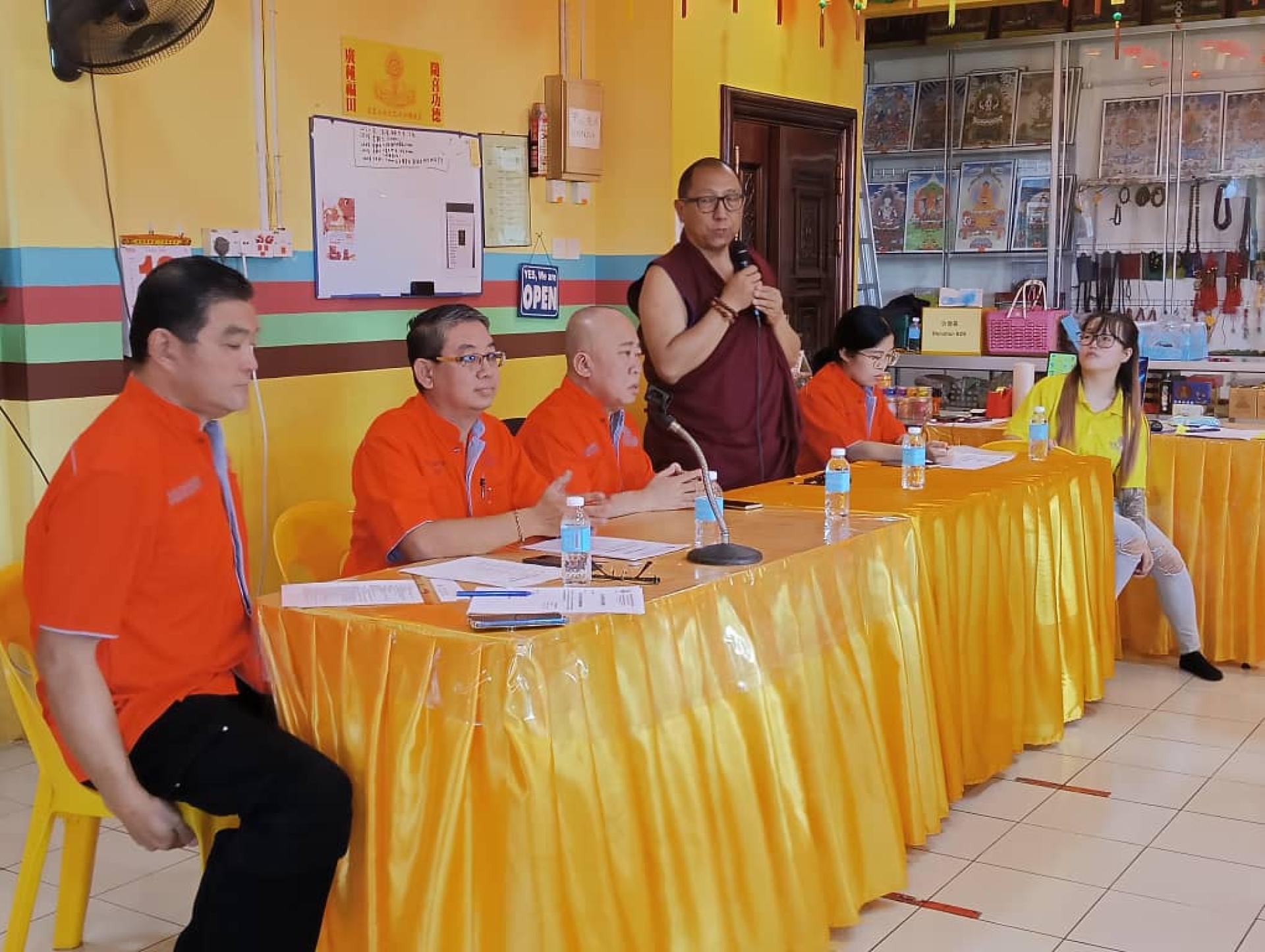 美里杜松钦巴迦如佛教会在会员大会上恭请尊贵的穆迦师父为出席的理事及会员致词时影。