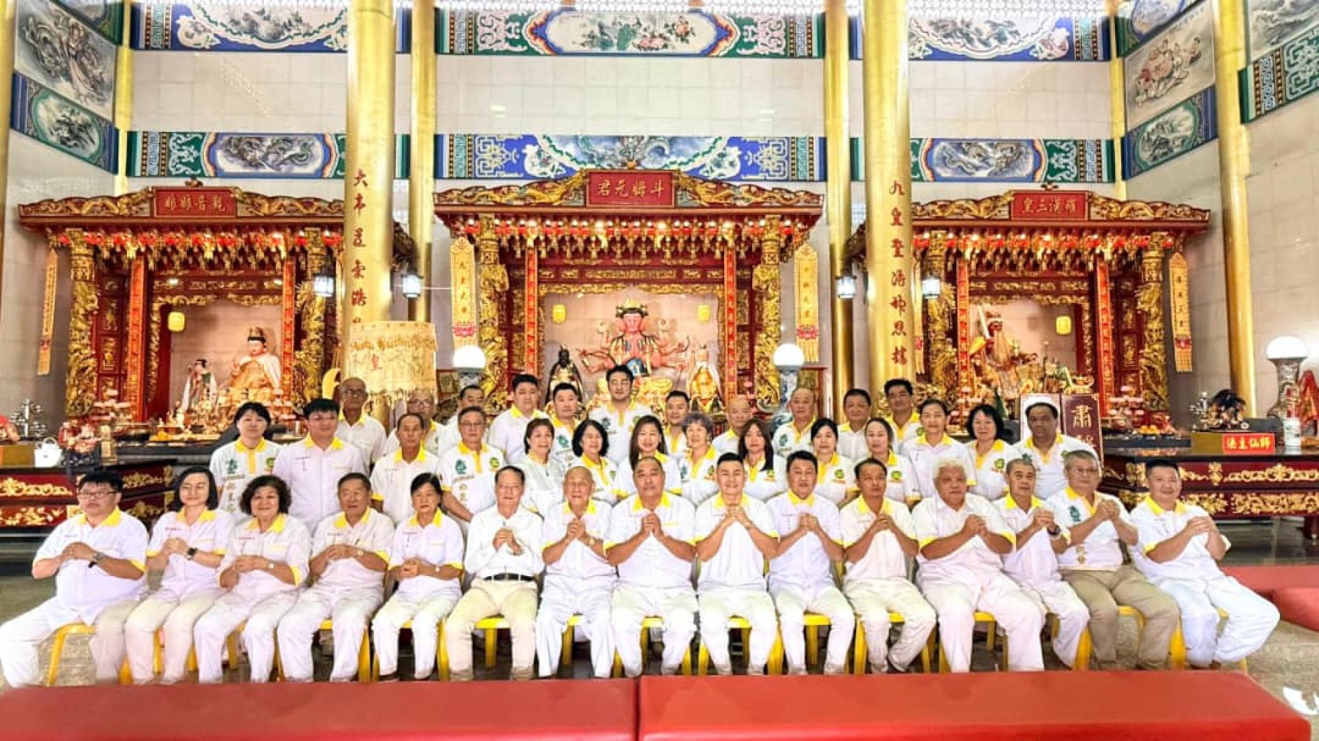 美里省海龙寺斗姆宫九皇大帝罗汉三皇龍公2026-2027年新届理事会大合照。