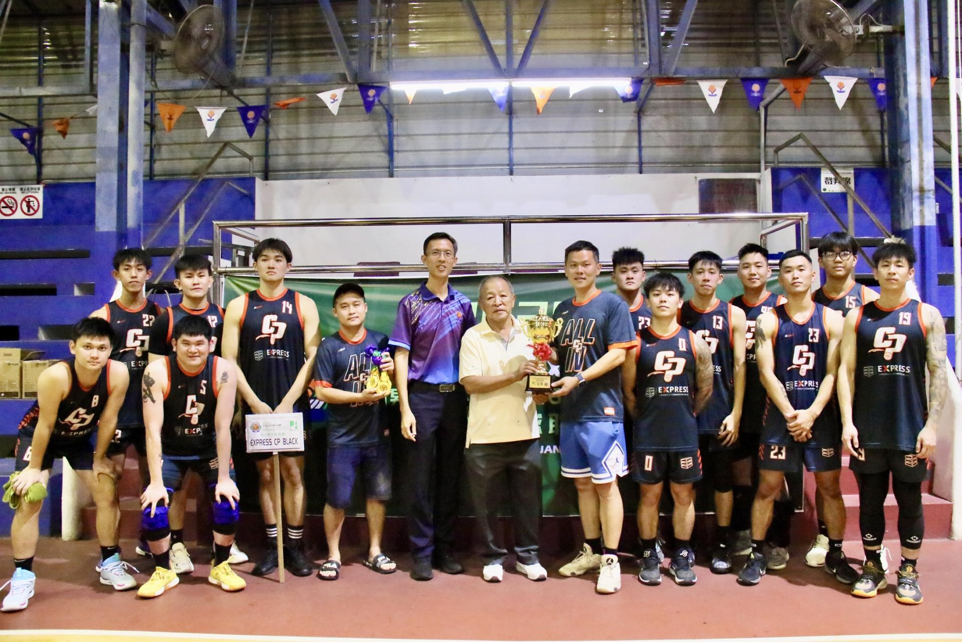 美里篮总副会长邹顺名（左6）颁发本土男子联赛冠军杯予EXPRESS CP BLACK领队（右5）。