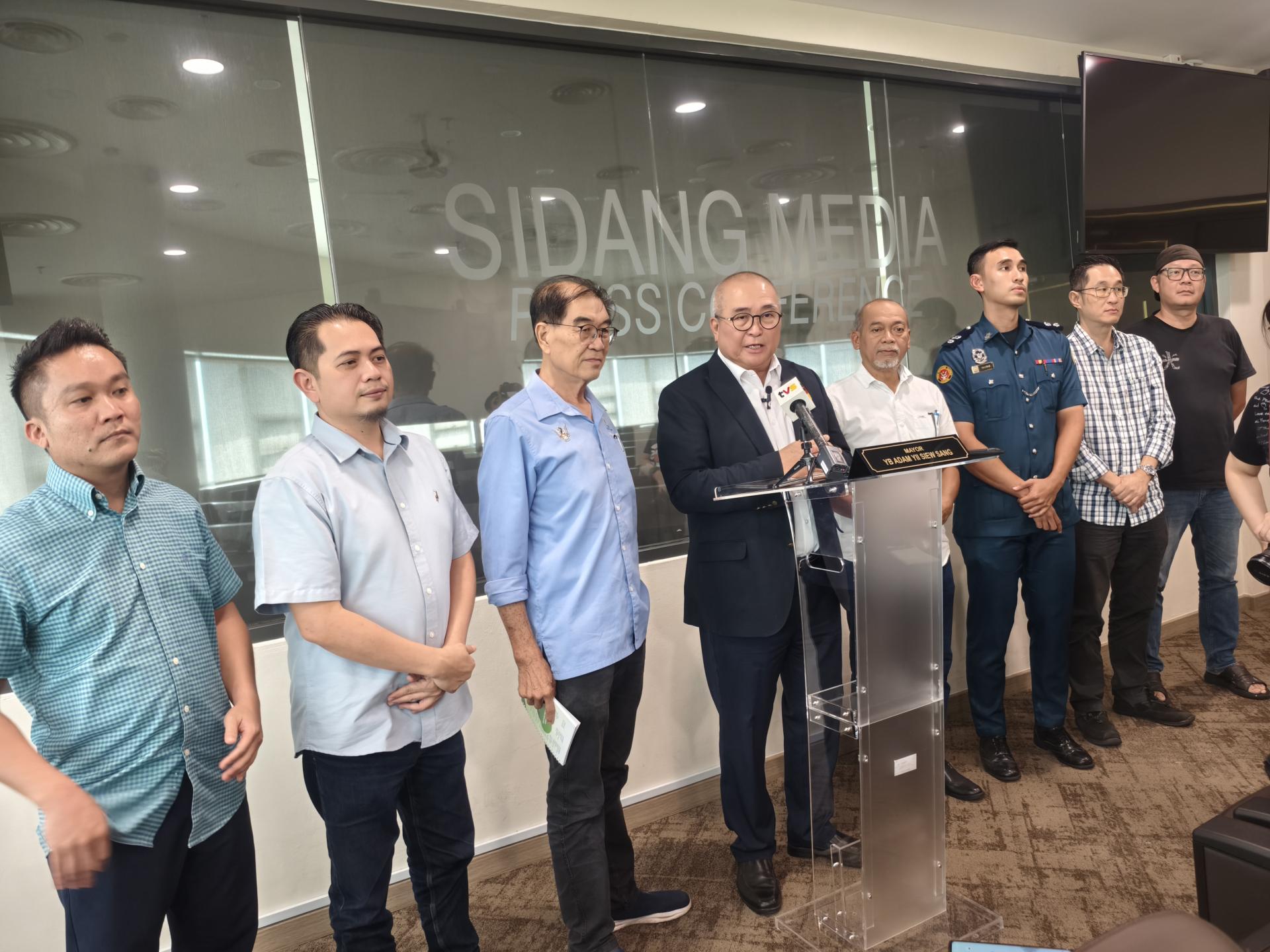 针对近日社交媒体热议市议会取缔非法榴梿摊贩事件，美里市长俞小珊今日召开新闻发布会，强调市政局一切行动均依法依规进行，过程公开透明，绝非有意刁难小贩。